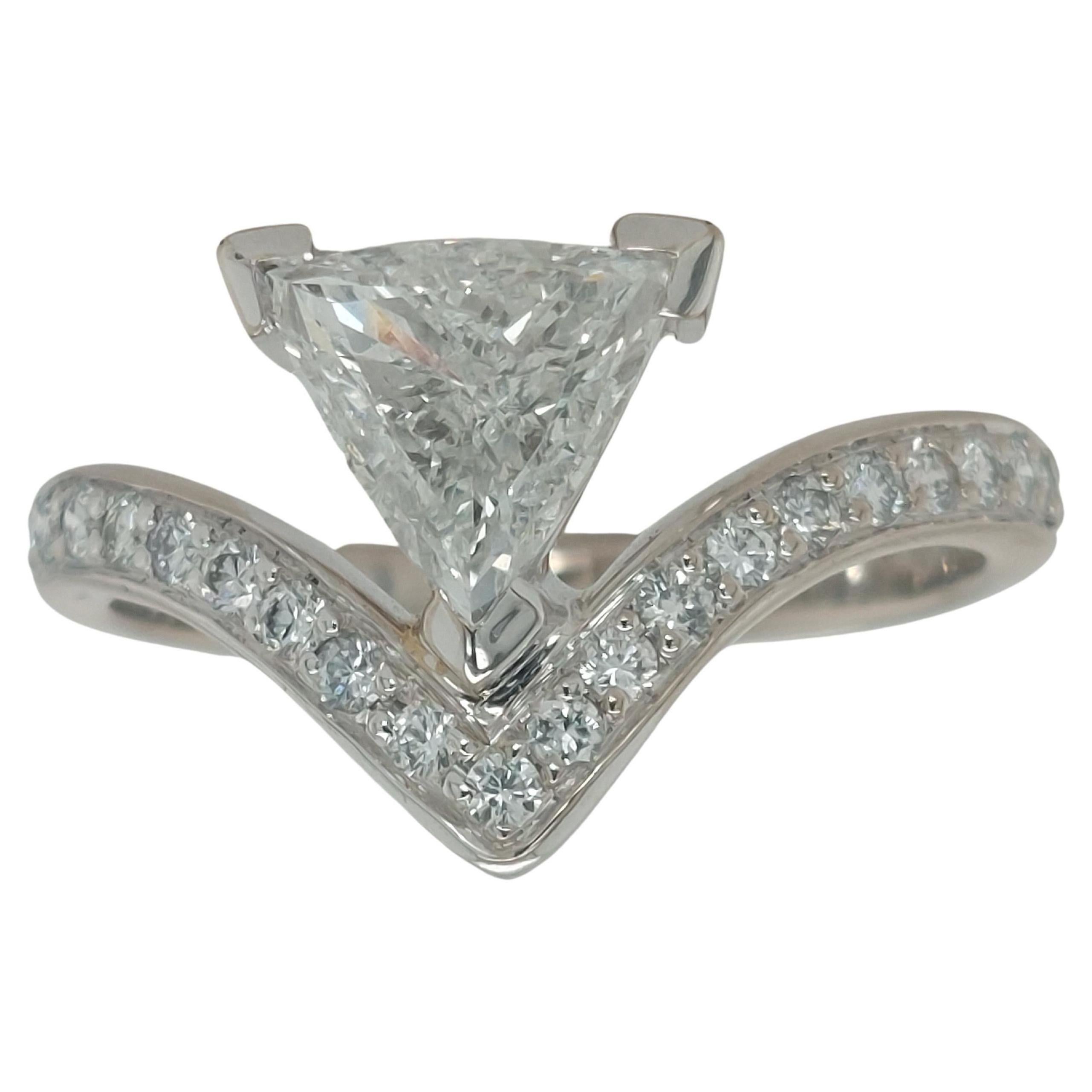 Bague en or blanc 18 carats avec diamant triangulaire de 1,02 carat et diamants taille brillant de 0,4 carat