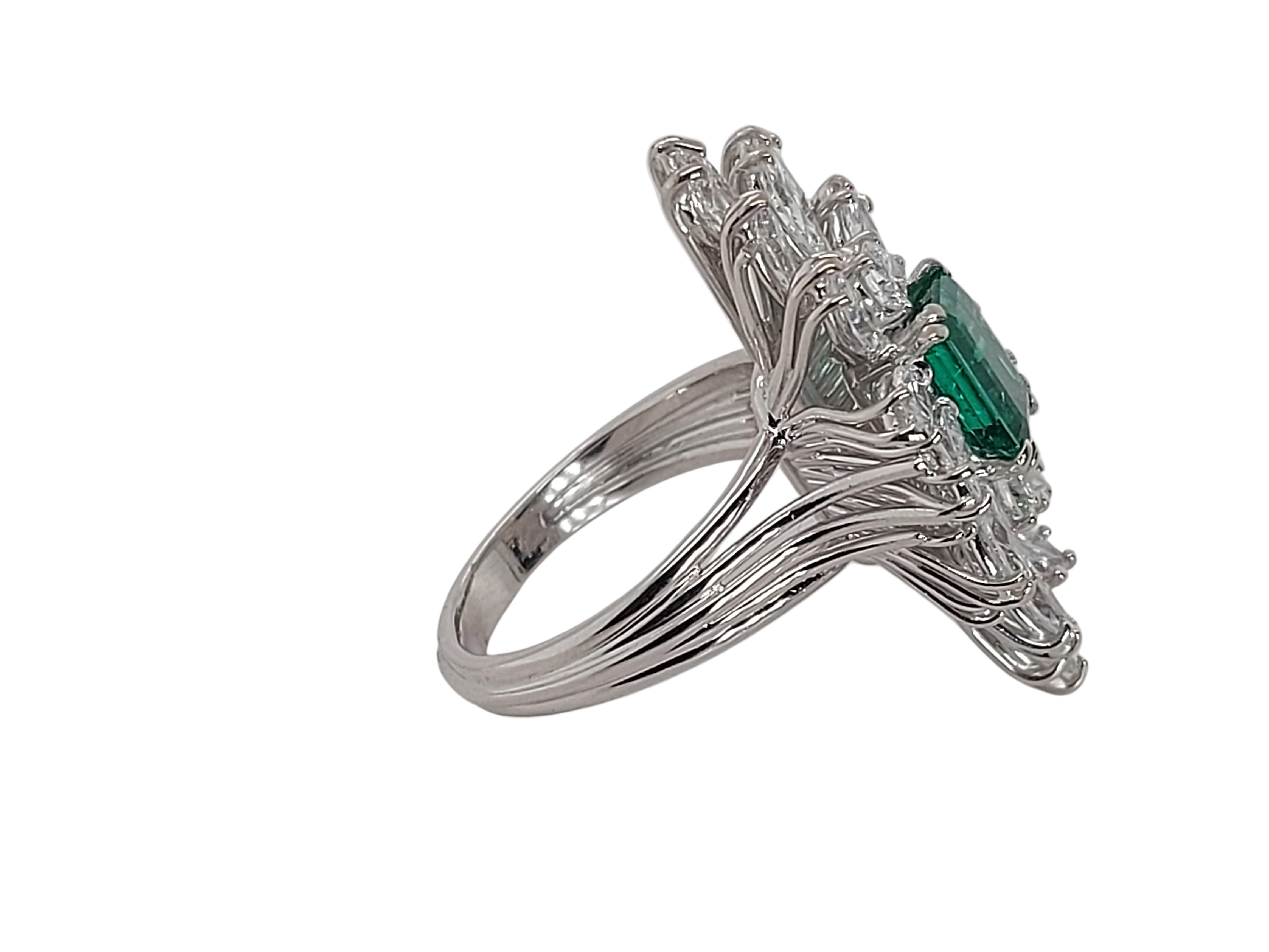 18kt White Gold Ring with 1.49 Ct Emerald Stone Surrounded by Diamonds For Sale 2