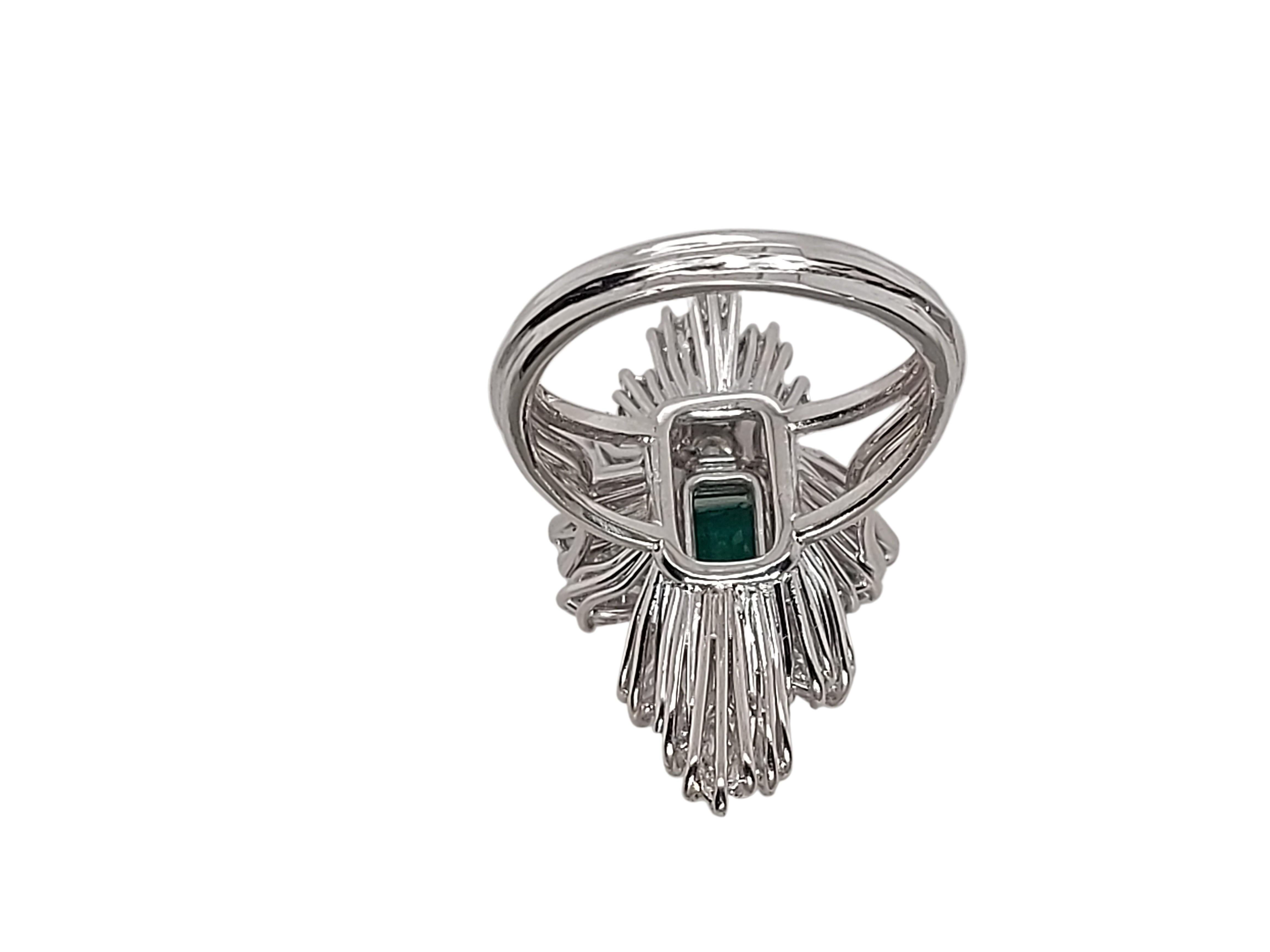 18kt White Gold Ring with 1.49 Ct Emerald Stone Surrounded by Diamonds For Sale 3