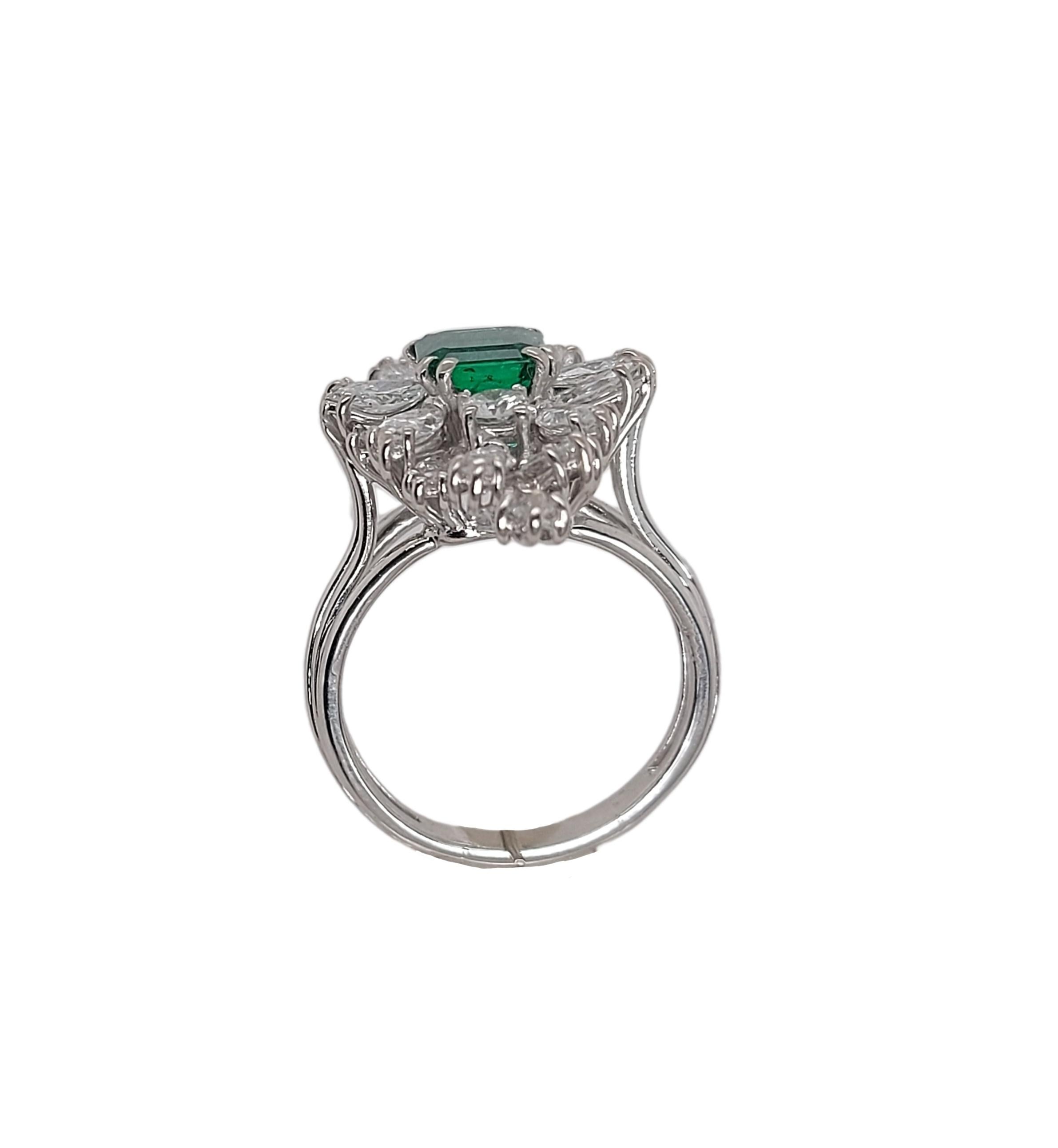 18kt White Gold Ring with 1.49 Ct Emerald Stone Surrounded by Diamonds For Sale 4
