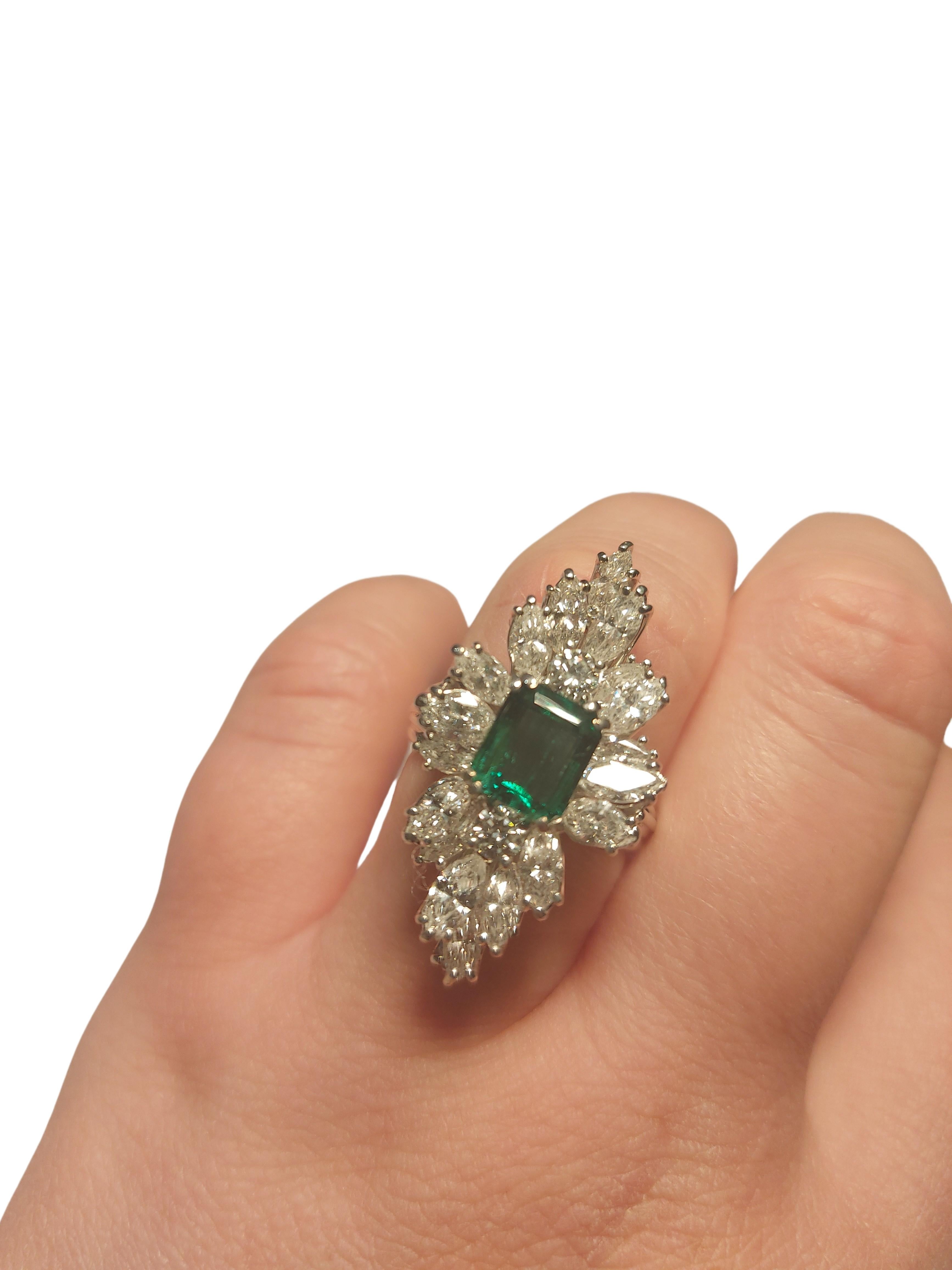 18kt White Gold Ring with 1.49 Ct Emerald Stone Surrounded by Diamonds For Sale 5