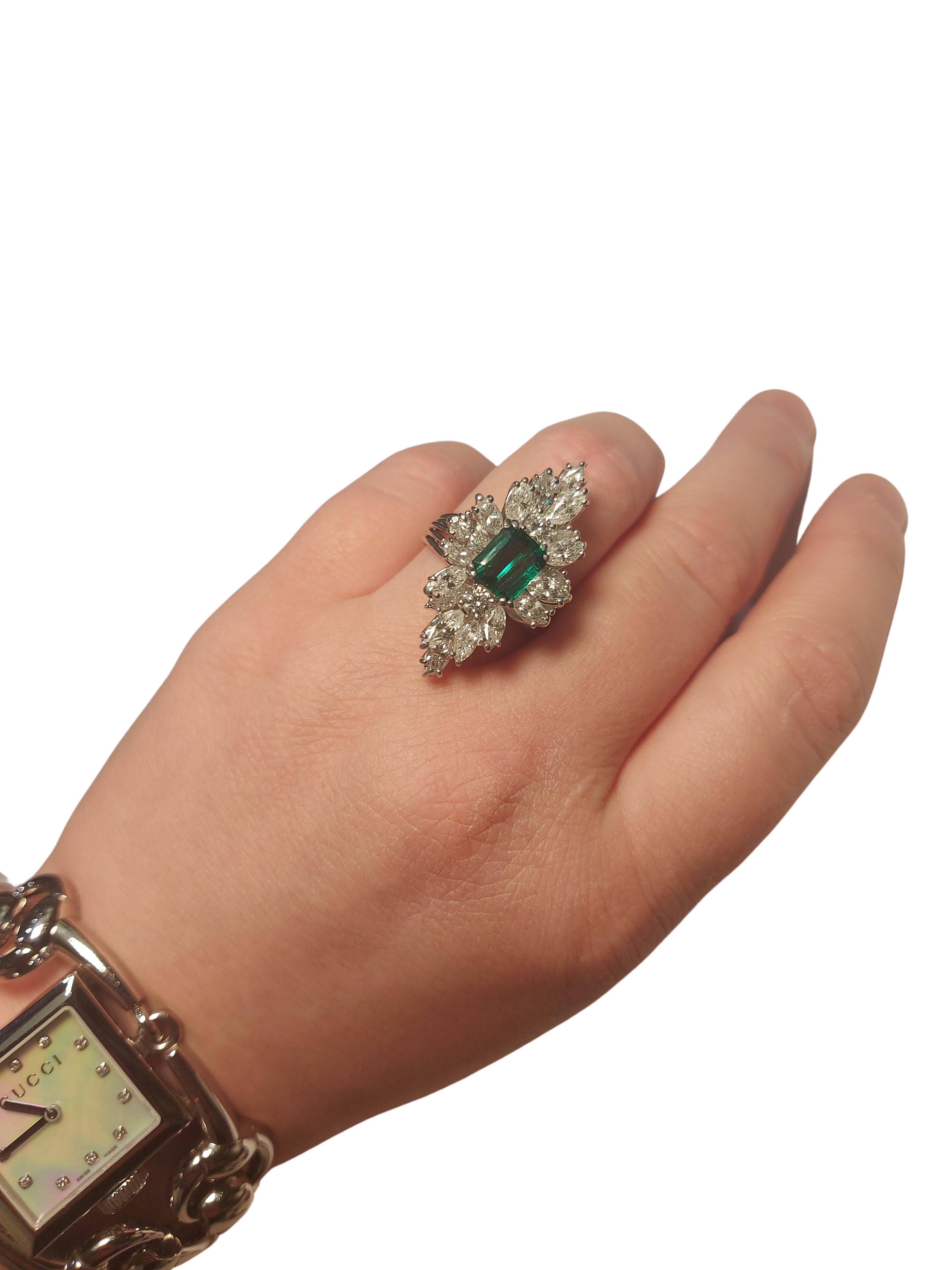 18kt White Gold Ring with 1.49 Ct Emerald Stone Surrounded by Diamonds For Sale 6