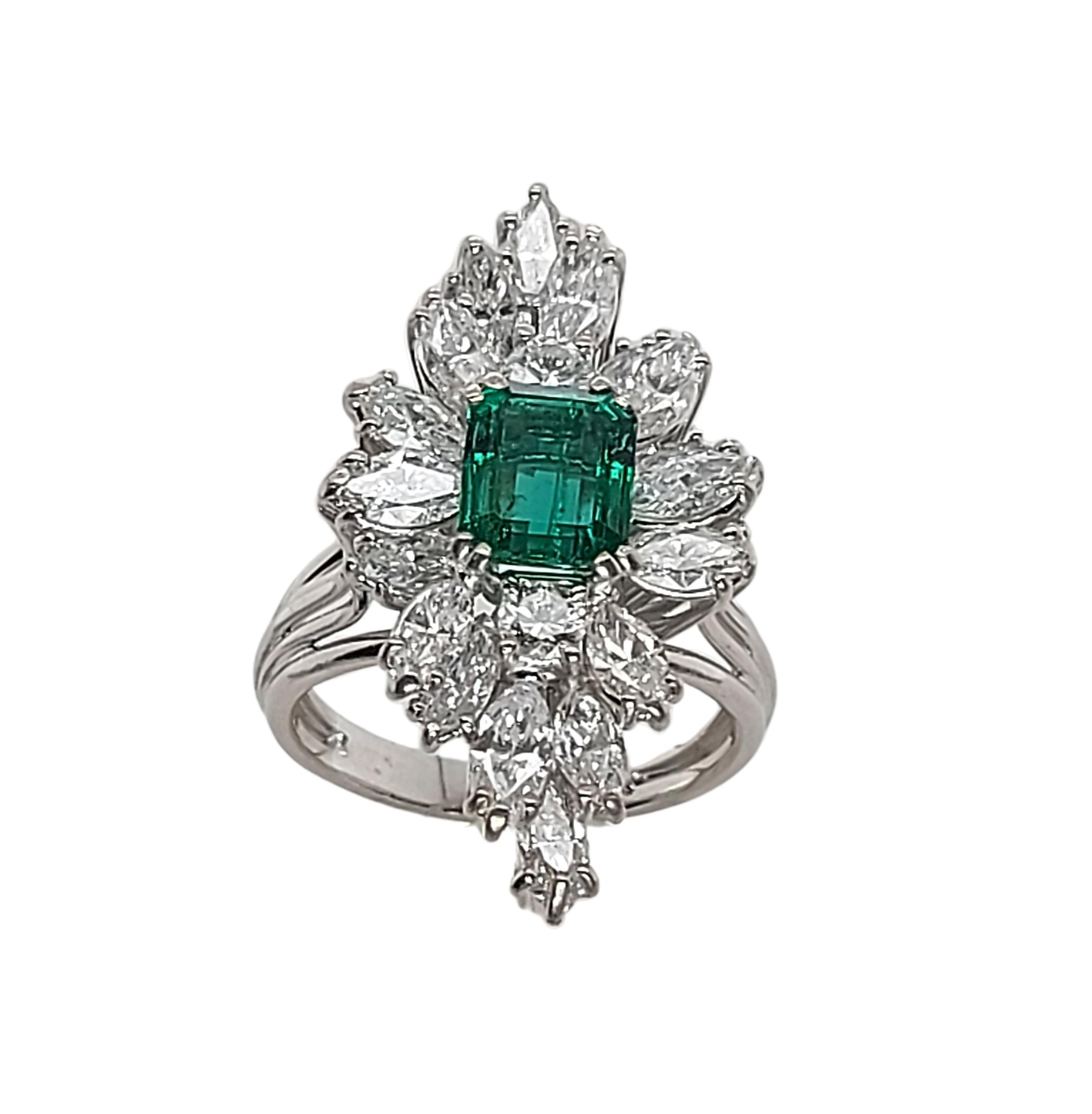 18kt White Gold Ring with 1.49 Ct Emerald Stone Surrounded by Diamonds In New Condition For Sale In Antwerp, BE