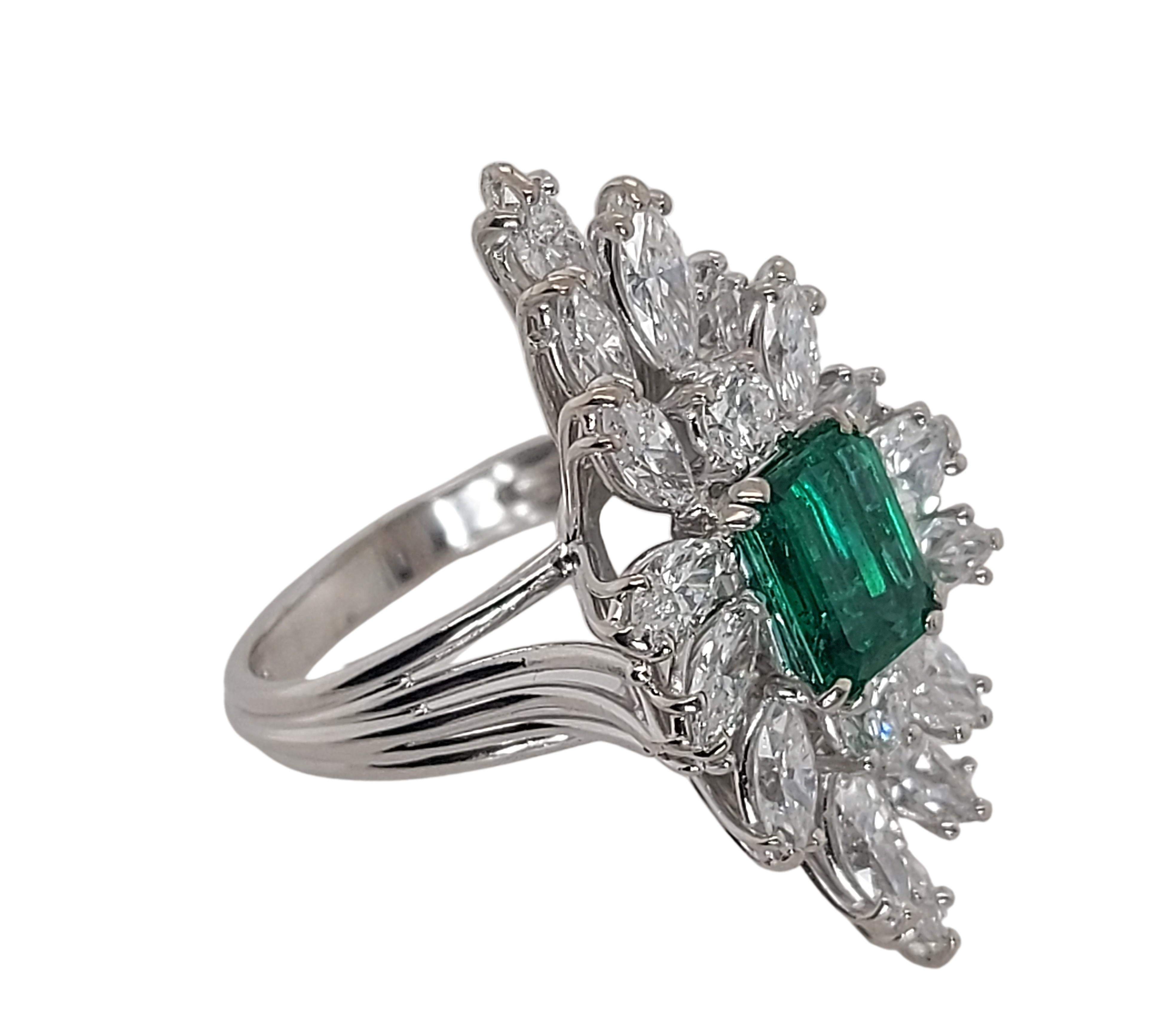 Women's or Men's 18kt White Gold Ring with 1.49 Ct Emerald Stone Surrounded by Diamonds For Sale