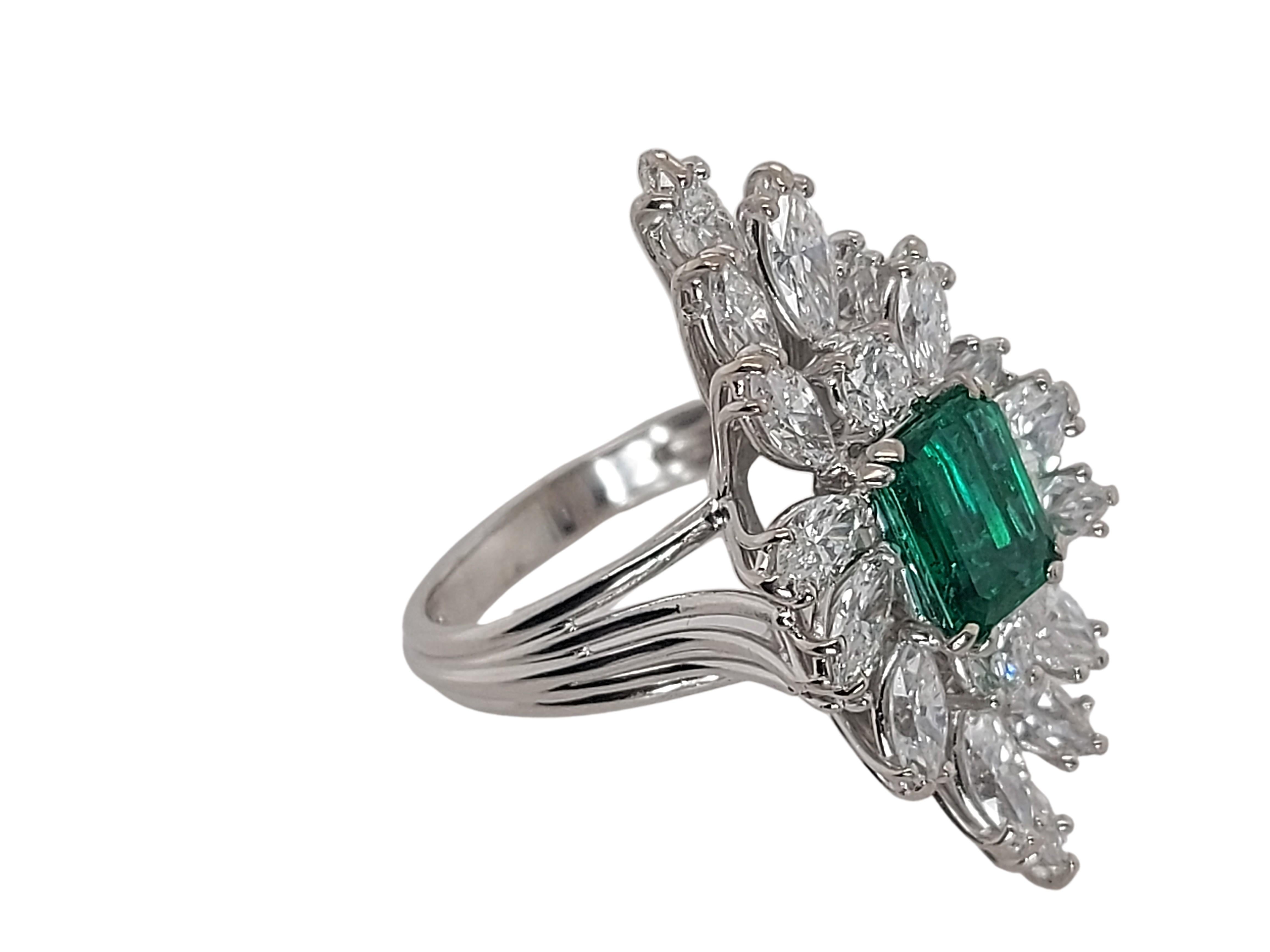 18kt White Gold Ring with 1.49 Ct Emerald Stone Surrounded by Diamonds For Sale 1