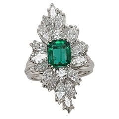 18kt White Gold Ring with 1.49 Ct Emerald Stone Surrounded by Diamonds
