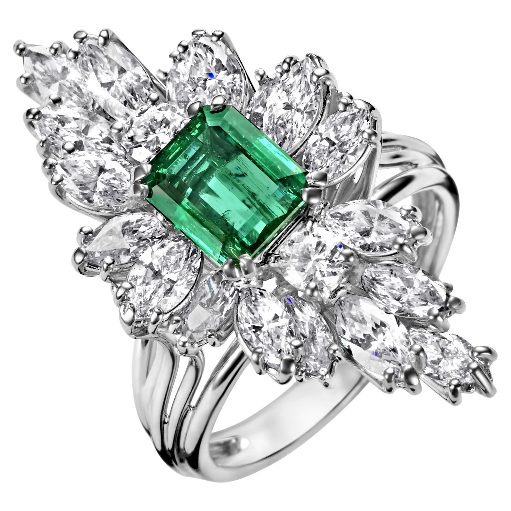 18kt White Gold Ring with 1.49 Ct Emerald Stone Surrounded by Diamonds For Sale