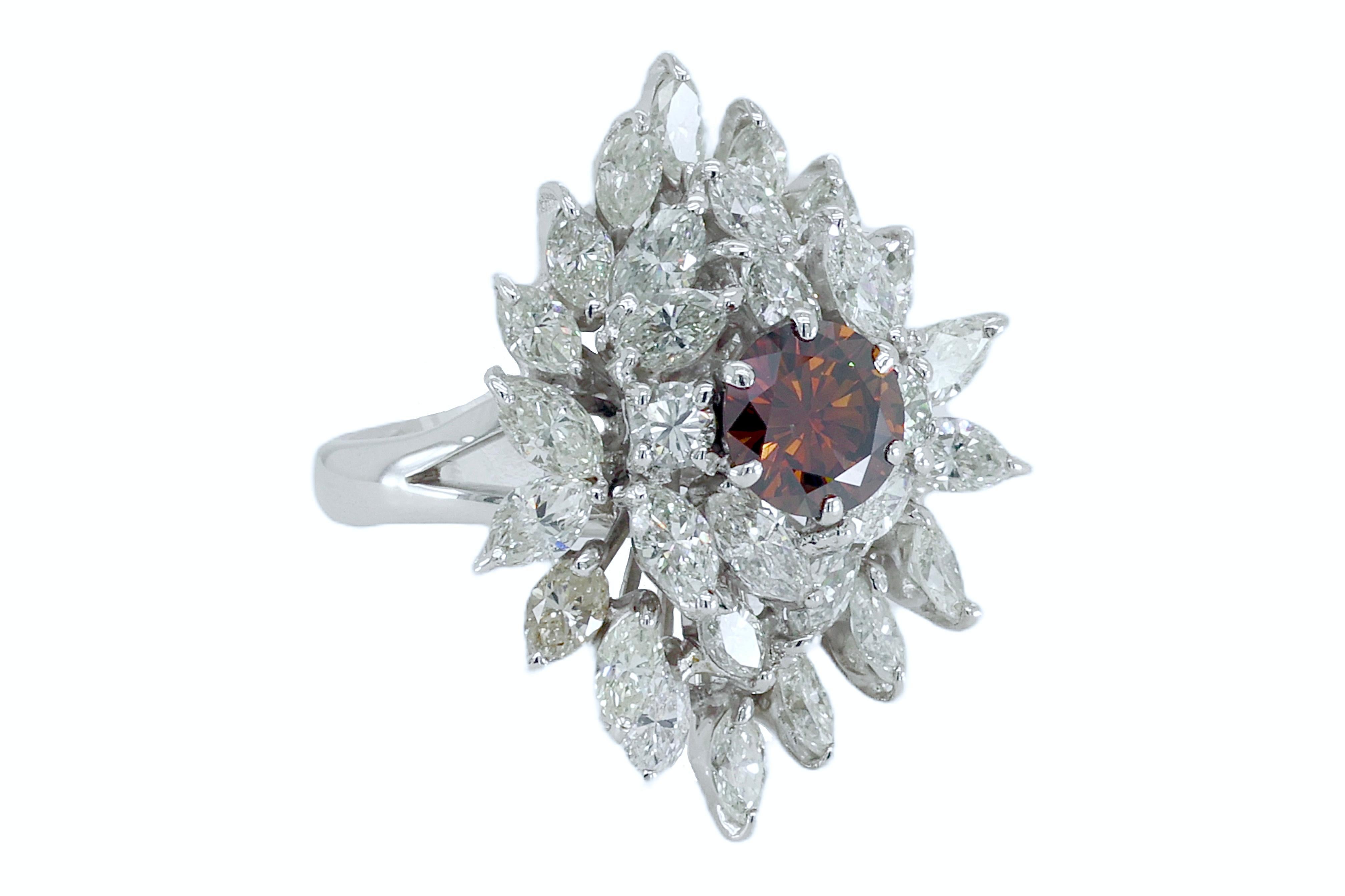 18kt White Gold Ring with 1.4ct Brown Diamond, Marquise & Brilliant Cut Diamonds In Excellent Condition For Sale In Antwerp, BE