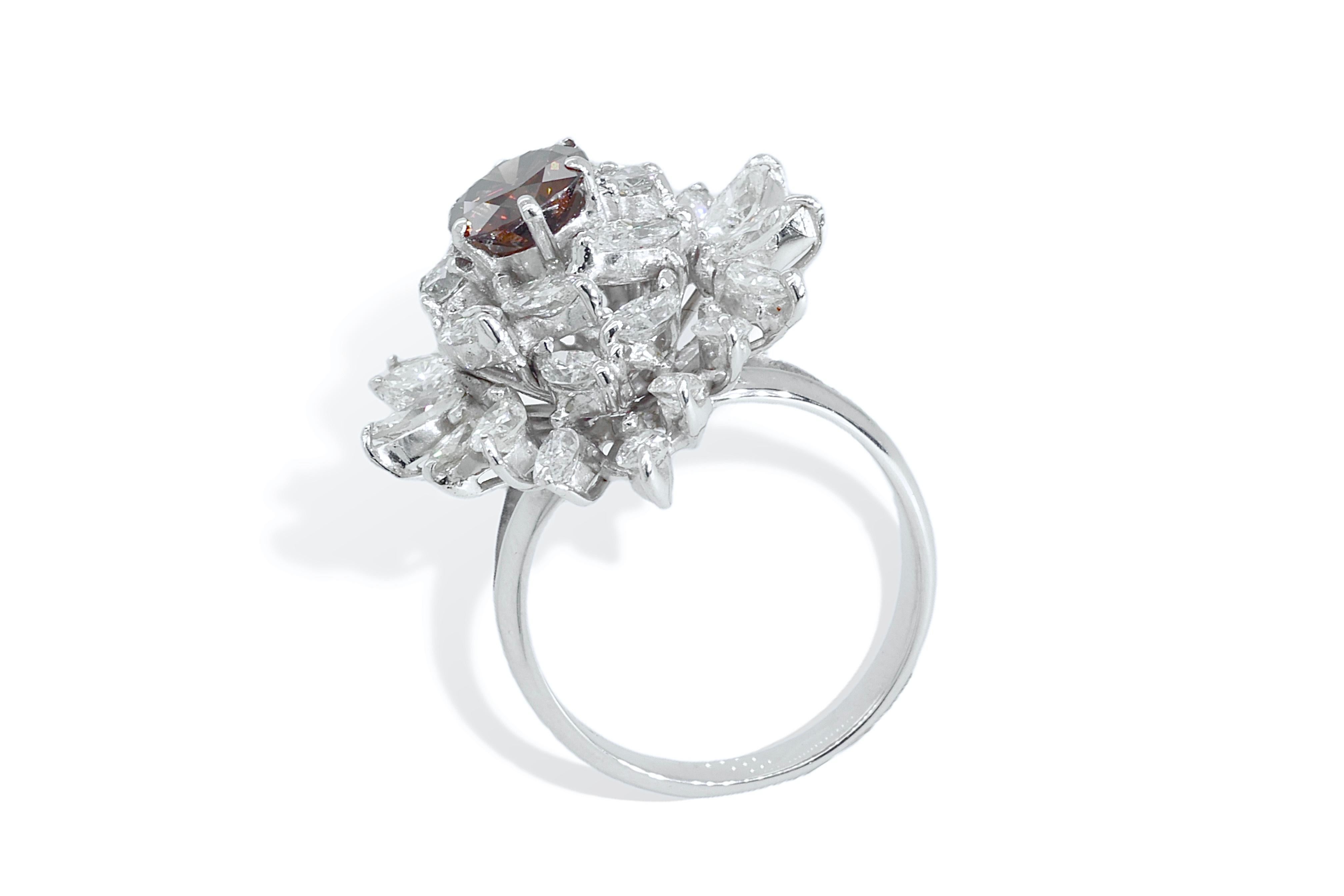 18kt White Gold Ring with 1.4ct Brown Diamond, Marquise & Brilliant Cut Diamonds For Sale 2