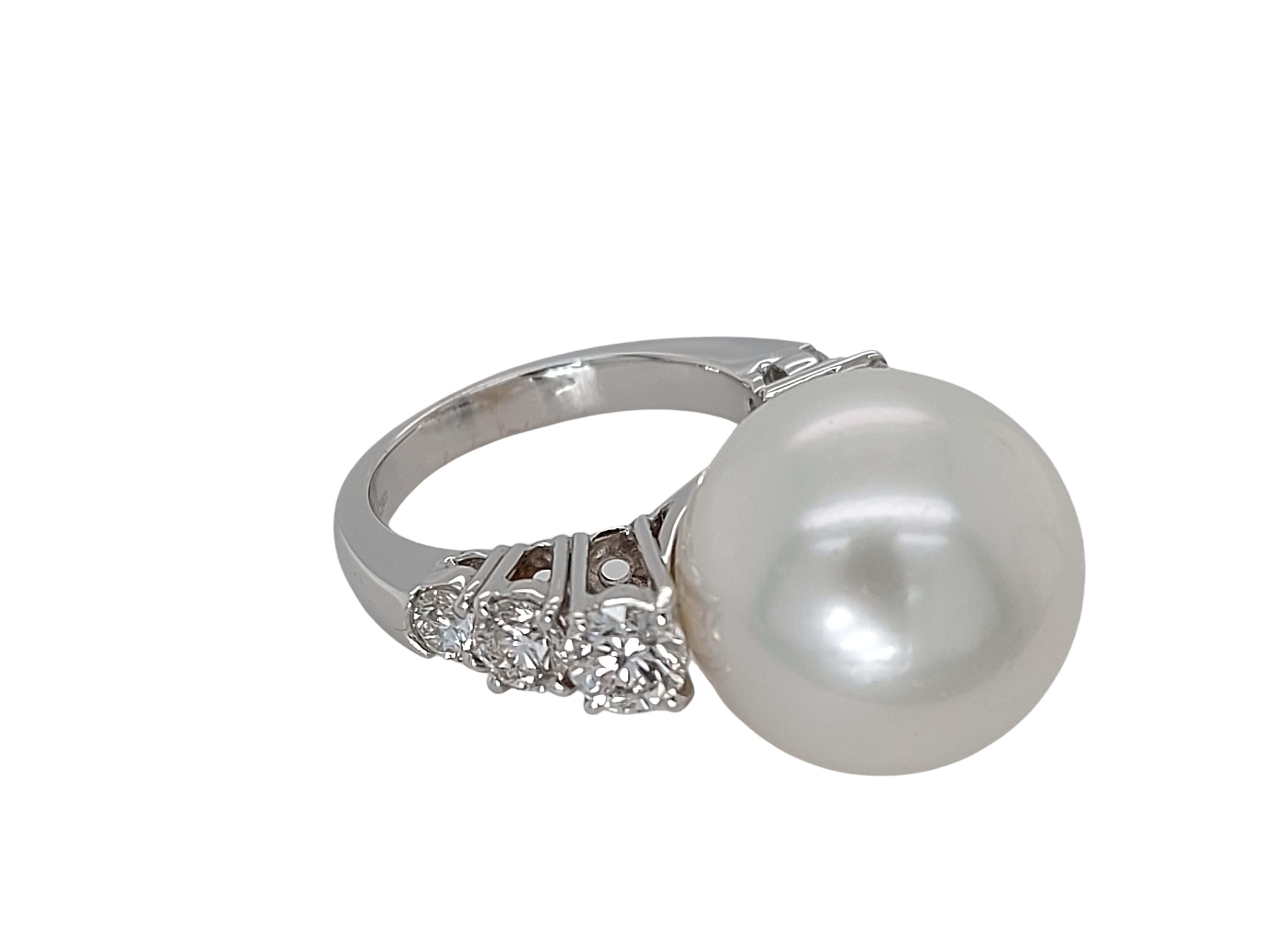 Brilliant Cut 18kt White Gold Ring with 1.64 Carat Diamonds and a Big Pearl South Sea For Sale