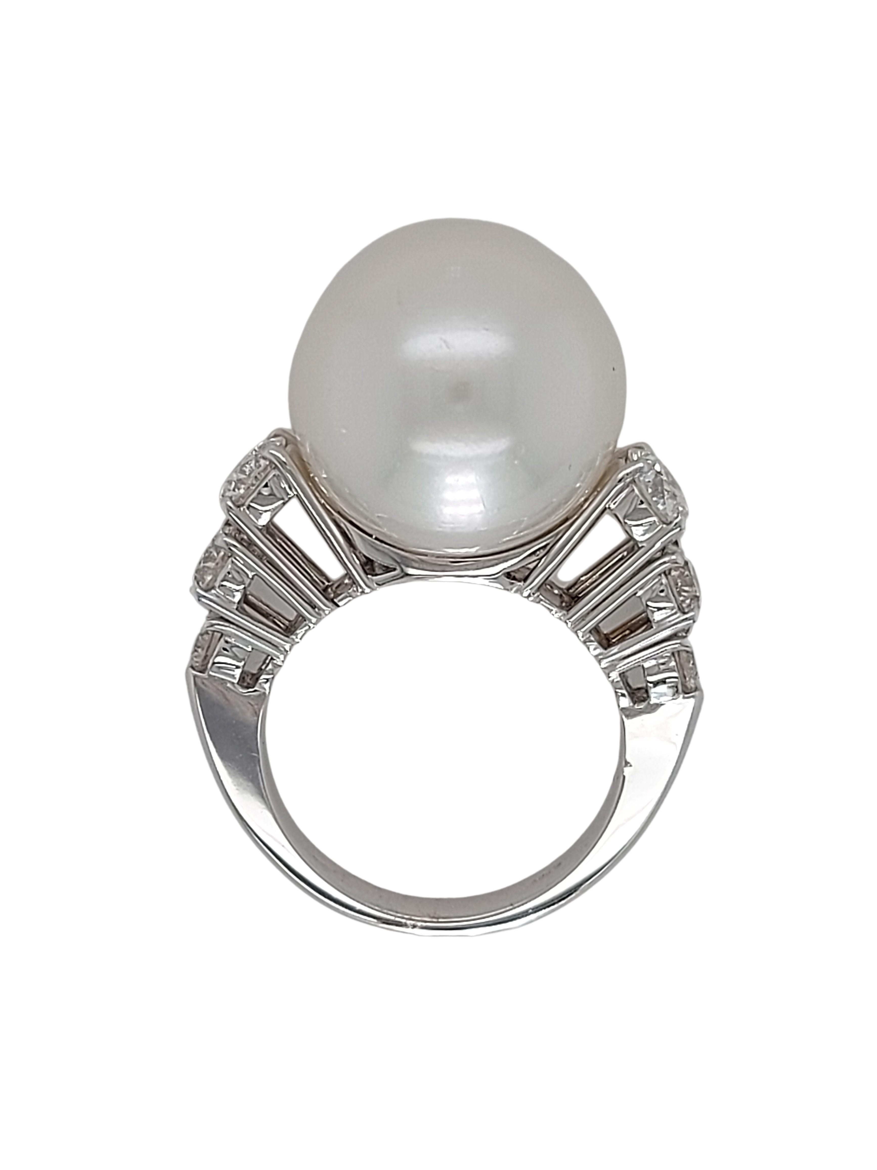 18kt White Gold Ring with 1.64 Carat Diamonds and a Big Pearl South Sea In New Condition For Sale In Antwerp, BE