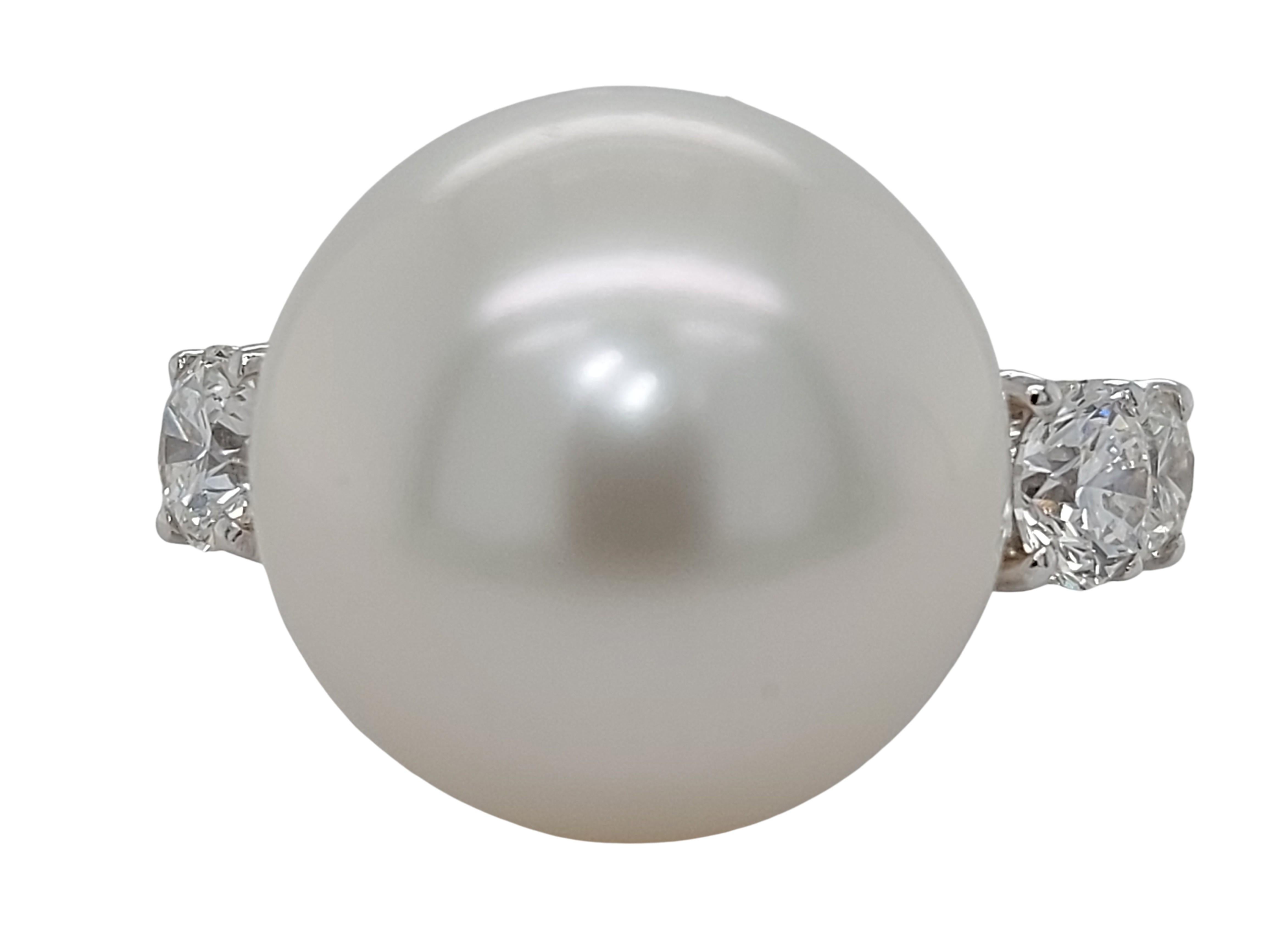 Women's or Men's 18kt White Gold Ring with 1.64 Carat Diamonds and a Big Pearl South Sea For Sale