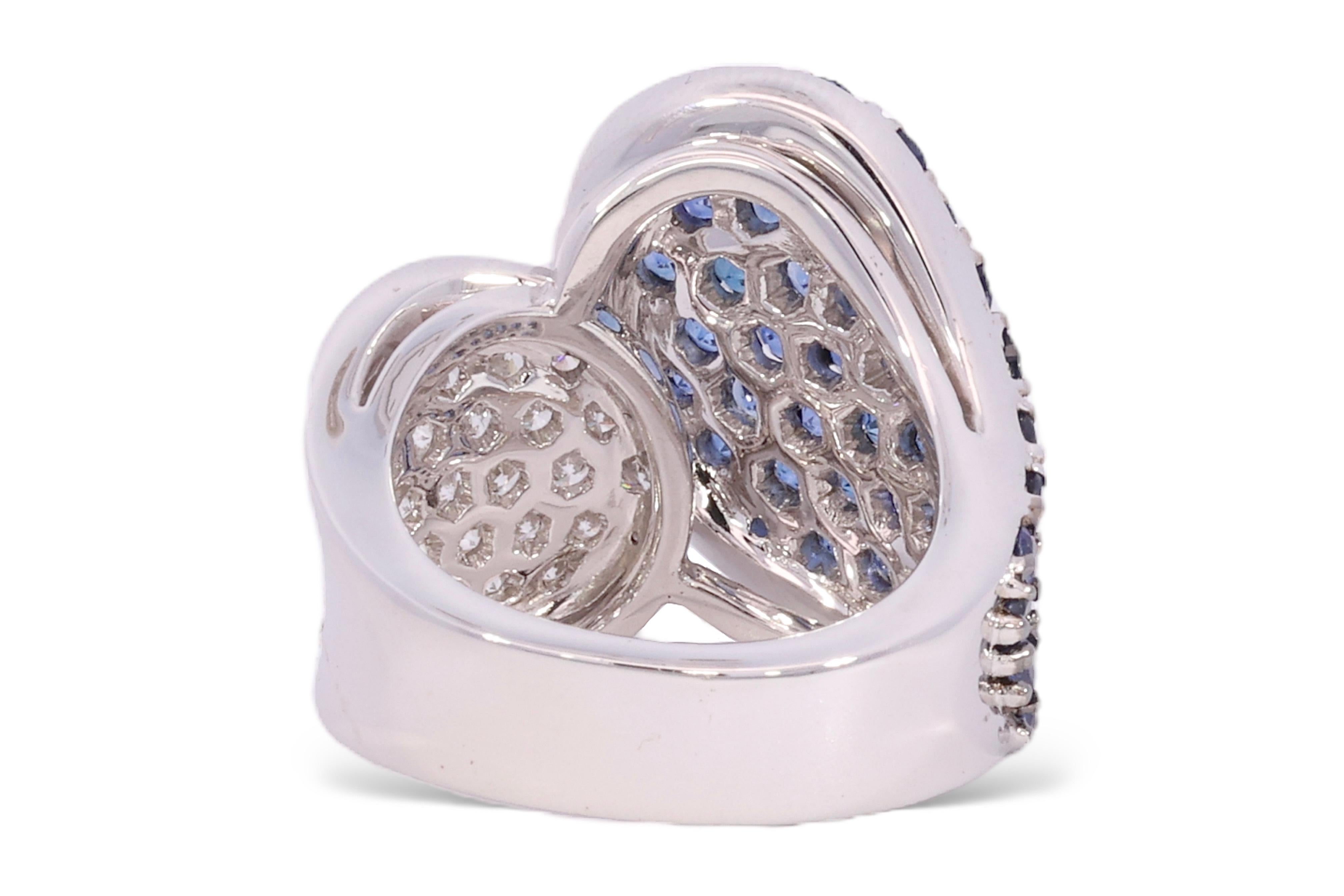 Women's or Men's 18 Karat White Gold Ring with 3.2 Carat Sapphires and 1.85 Carat Diamonds For Sale