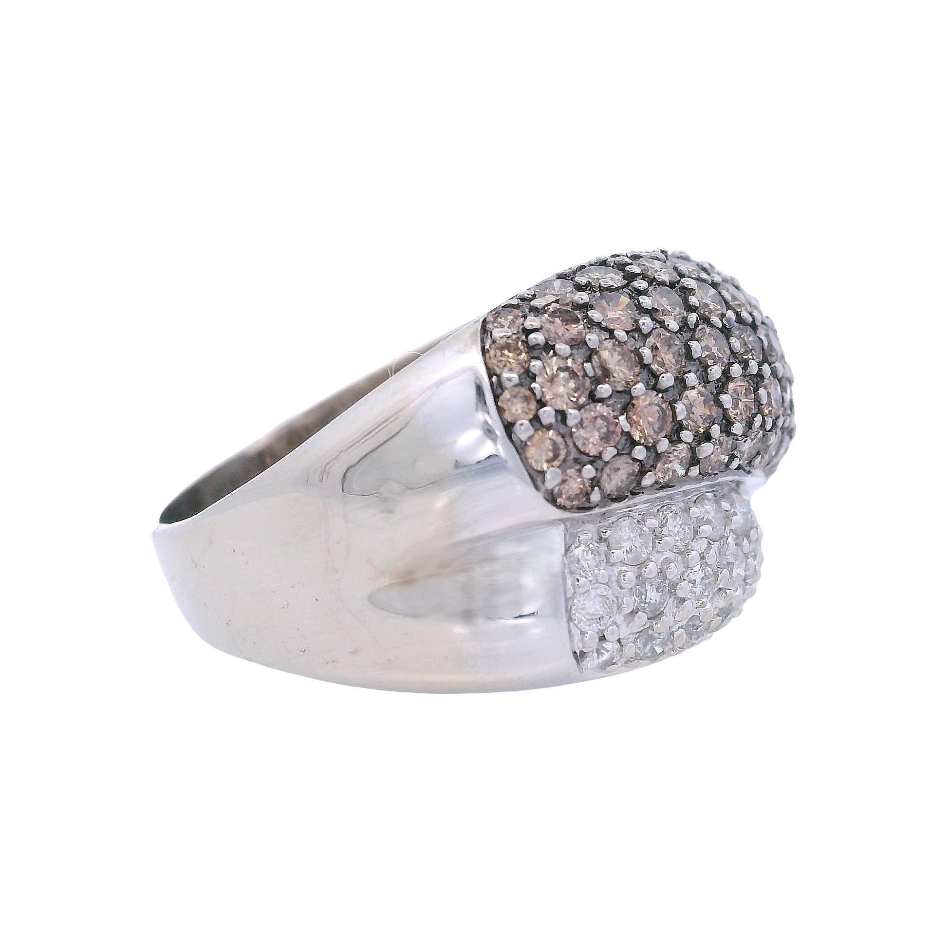 18kt white Gold Ring with 3.25 Cts in white & Champagne Diamonds In condizioni buone in vendita a Aventura, FL