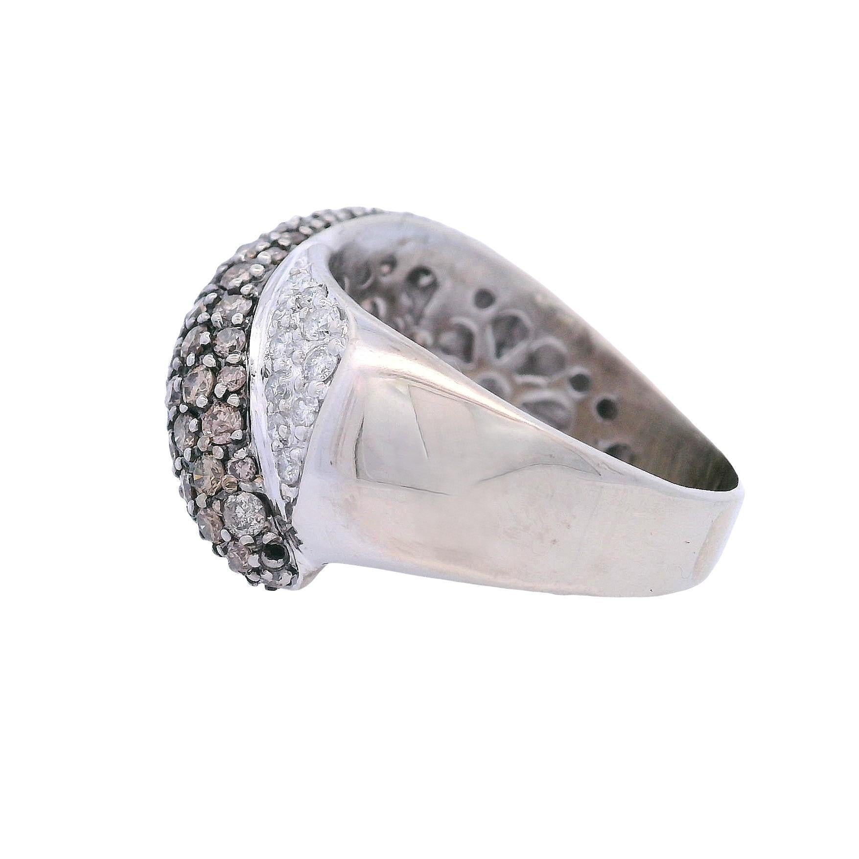 da uomo o donna 18kt white Gold Ring with 3.25 Cts in white & Champagne Diamonds in vendita