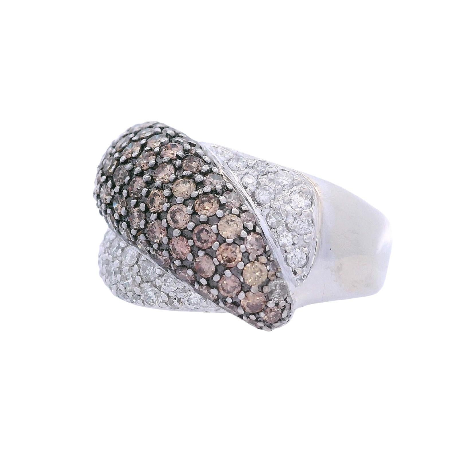 18kt white Gold Ring with 3.25 Cts in white & Champagne Diamonds in vendita 1