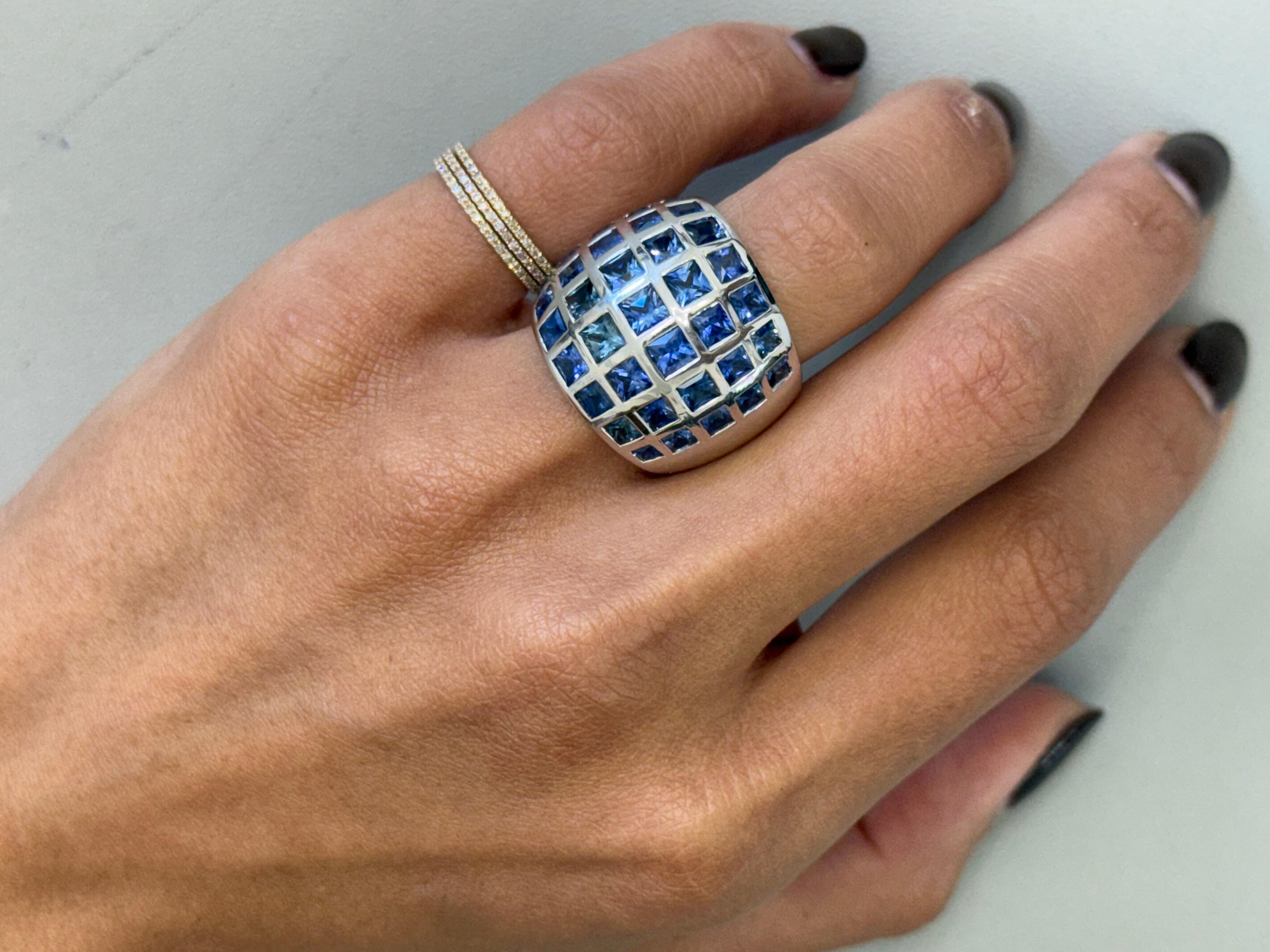 18Kt Weißgold Ring mit 35 Blauen Saphiren 6,10 Karat (Zeitgenössisch) im Angebot