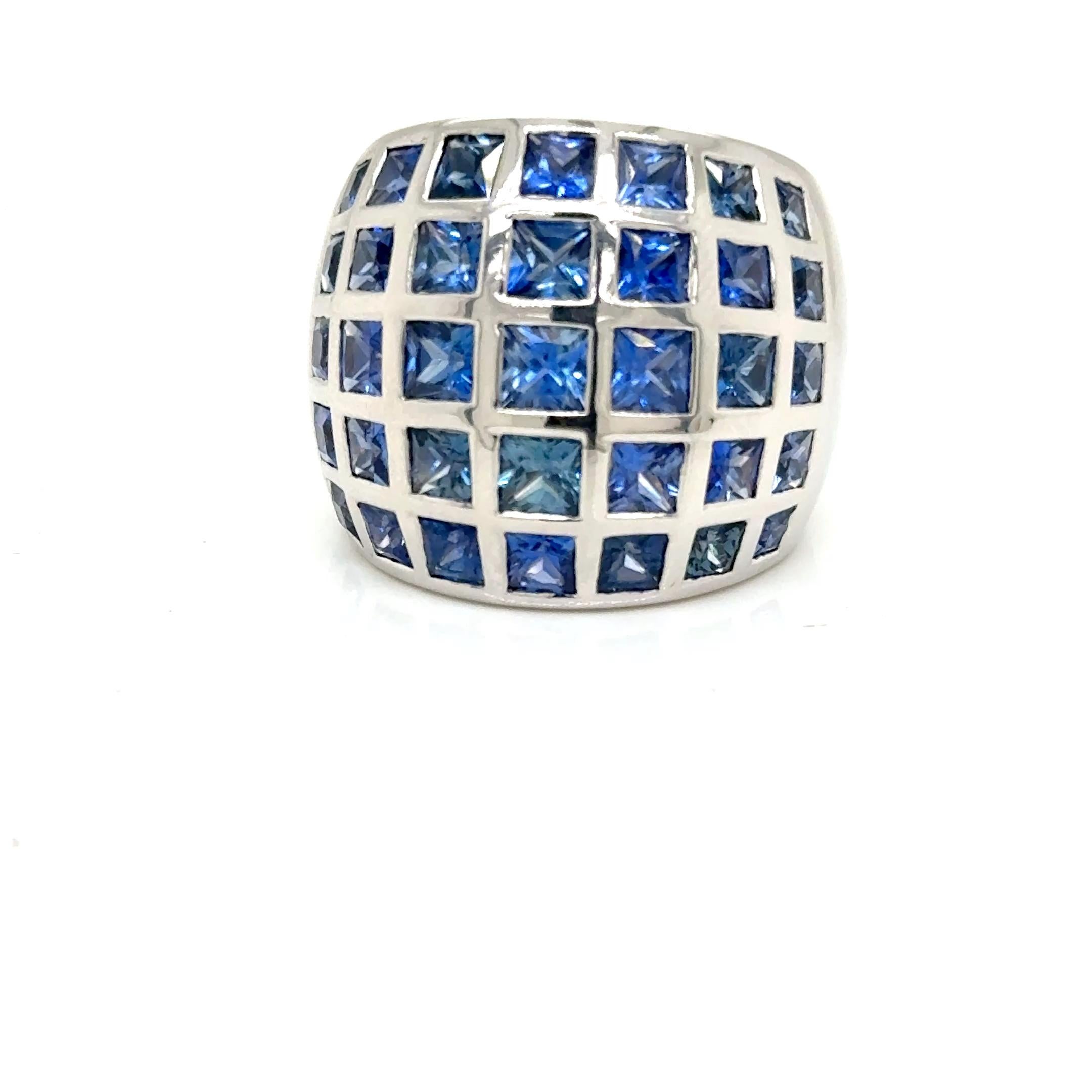 18Kt Weißgold Ring mit 35 Blauen Saphiren 6,10 Karat (Carréschliff) im Angebot