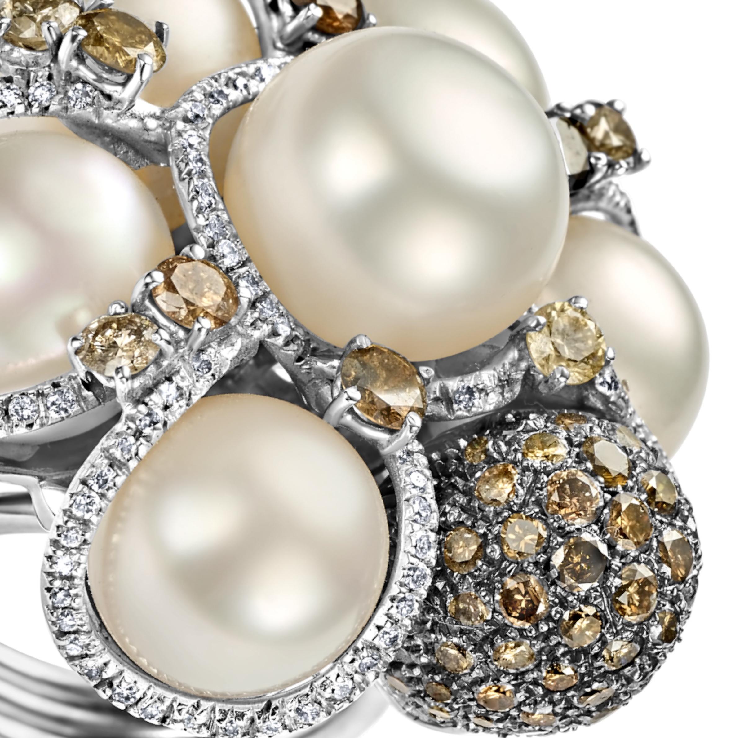 18kt Weißgold Ring mit 3,65ct Diamanten & Perlen, kann mit einem exklusiven passenden Armband gekauft werden.

Diamanten: Cognacfarbene und weiße Diamanten zusammen 3,65 ct

Perlen: 6 große Südseeperlen  Perlen, mittlere Perle ist 12,5 mm

MATERIAL:
