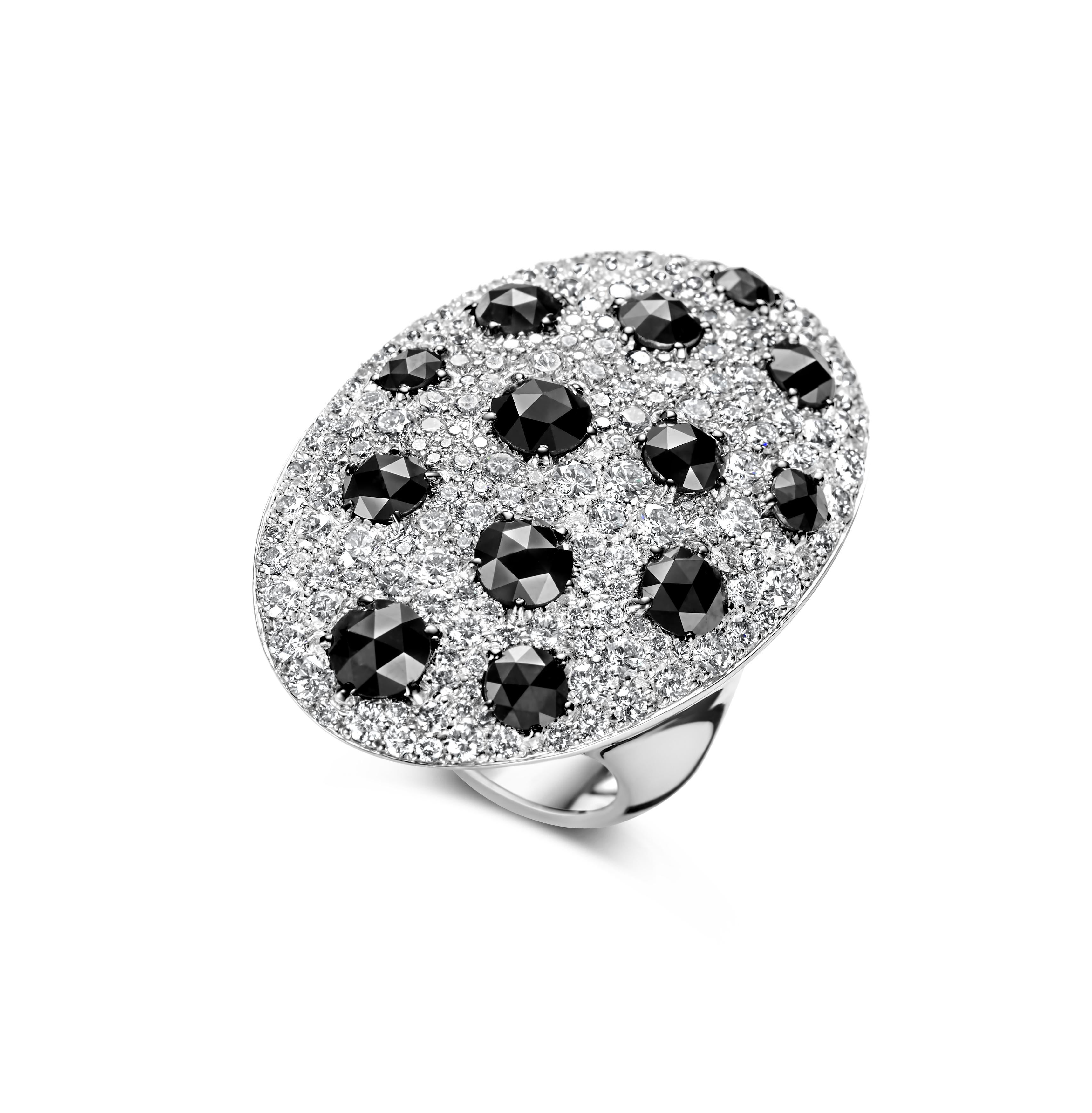 Gorgeous 18kt White Gold Ring With 3.88 ct Black and 3.87ct White Diamonds

Diamonds: Brilliant cut diamonds (together ca. 3.87 ct G SI ), rose cut black diamonds (together ca. 3.88 ct)

Material: 18kt white gold

Measurements: Diameter head of ring