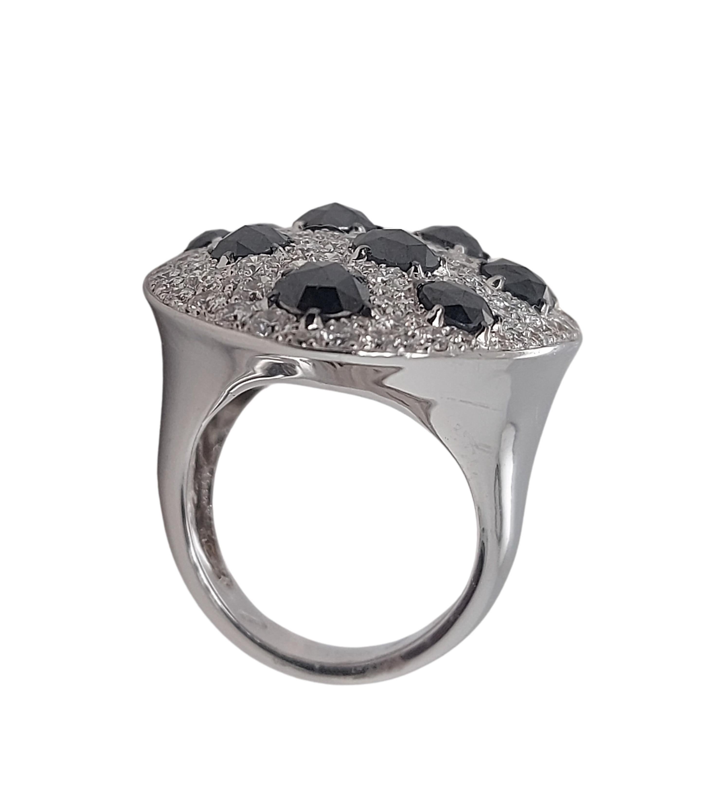 Women's or Men's 18kt White Gold Ring with 3.88 Ct Black & 3.87 Ct White Diamonds For Sale