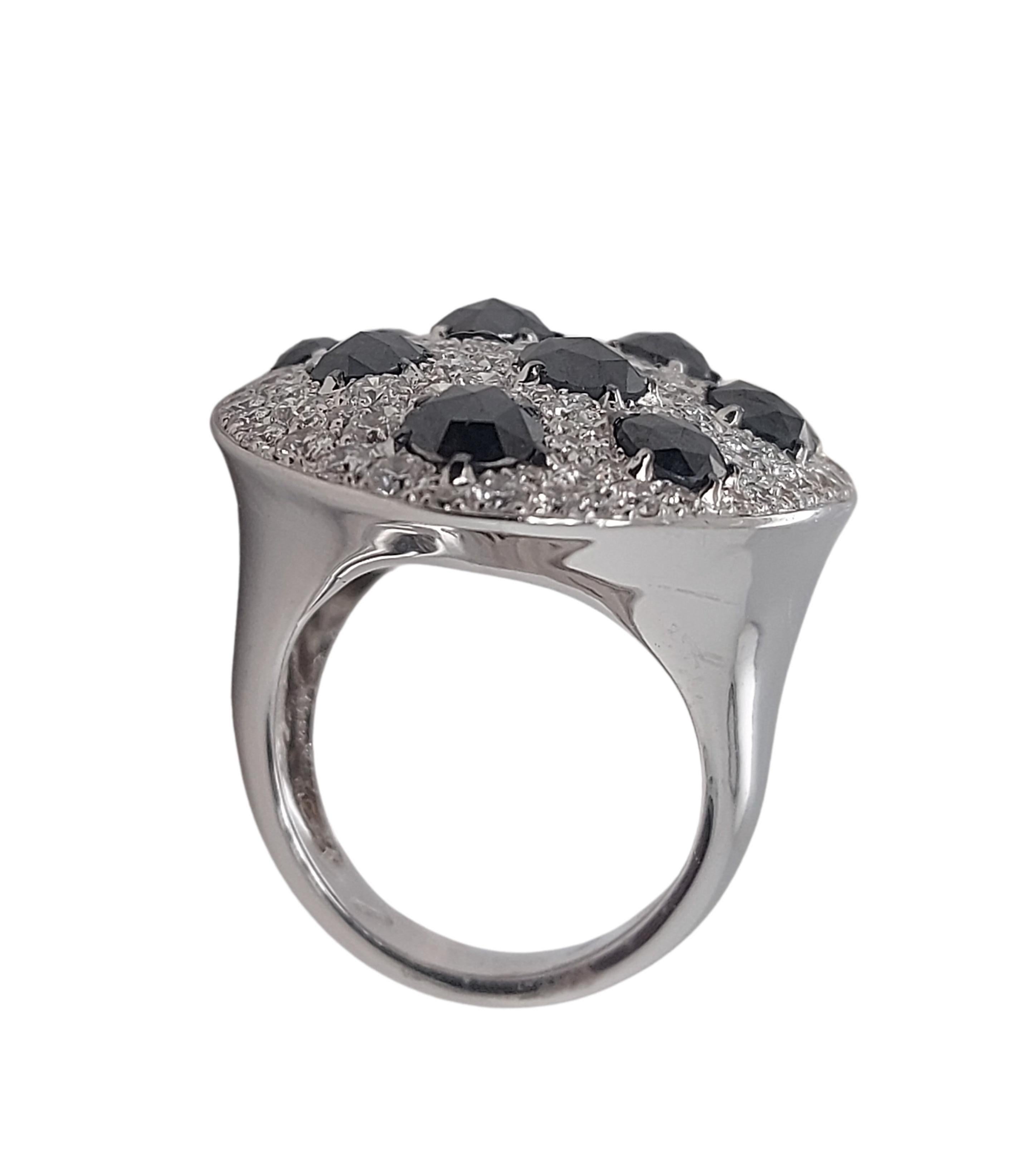 Women's or Men's 18kt White Gold Ring with 3.88 Ct Black & 3.87 Ct White Diamonds
