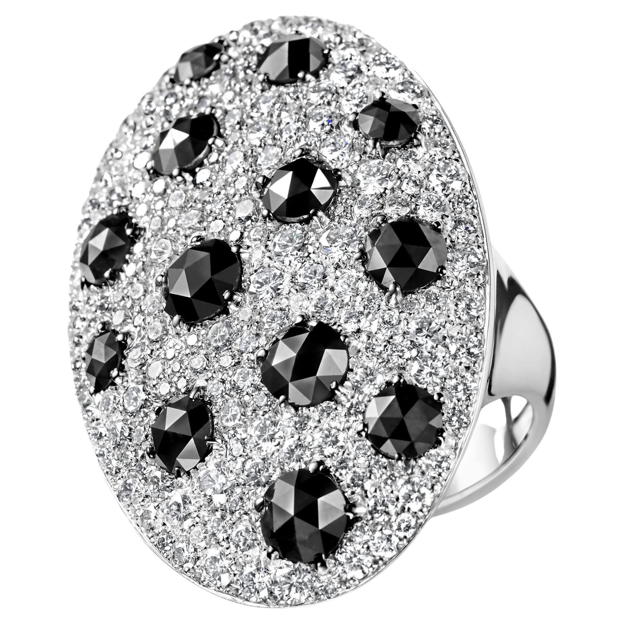 18kt White Gold Ring with 3.88 Ct Black & 3.87 Ct White Diamonds For Sale