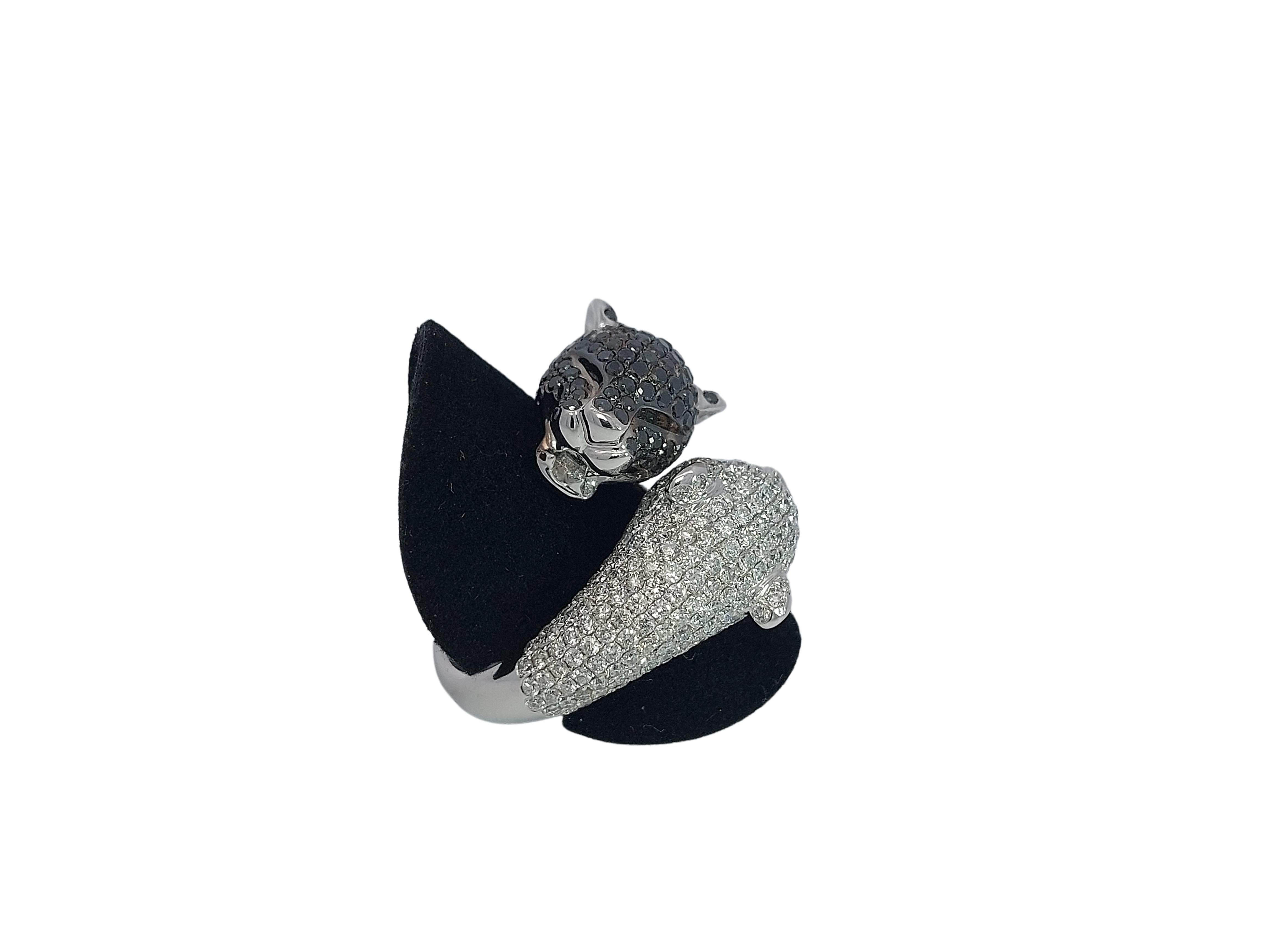 18kt White Gold Ring With 4ct Black and 4ct White Diamonds  For Sale 4