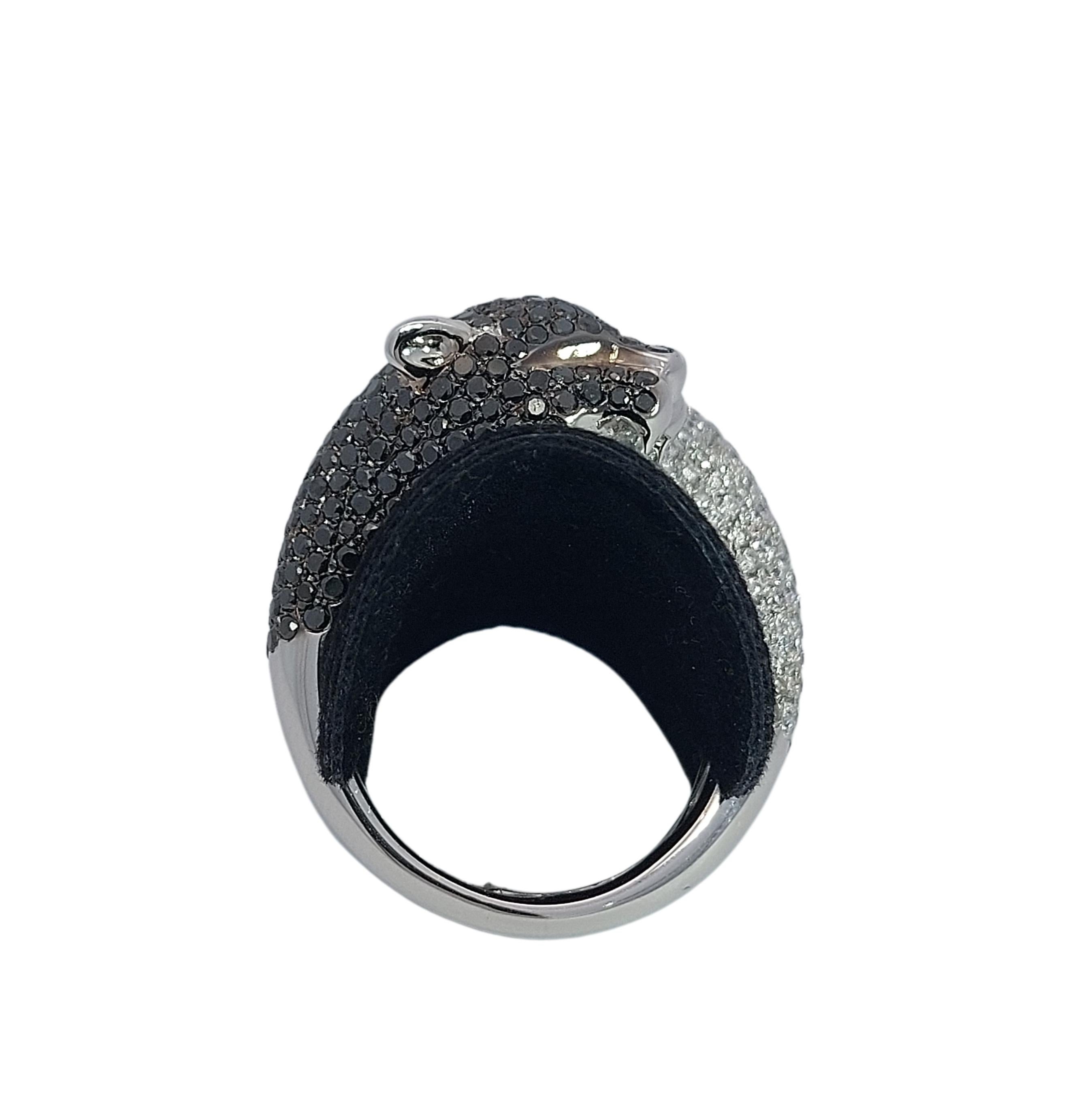 Ring aus 18kt Weißgold mit 4 kt schwarzen und 4 kt weißen Diamanten  im Angebot 6