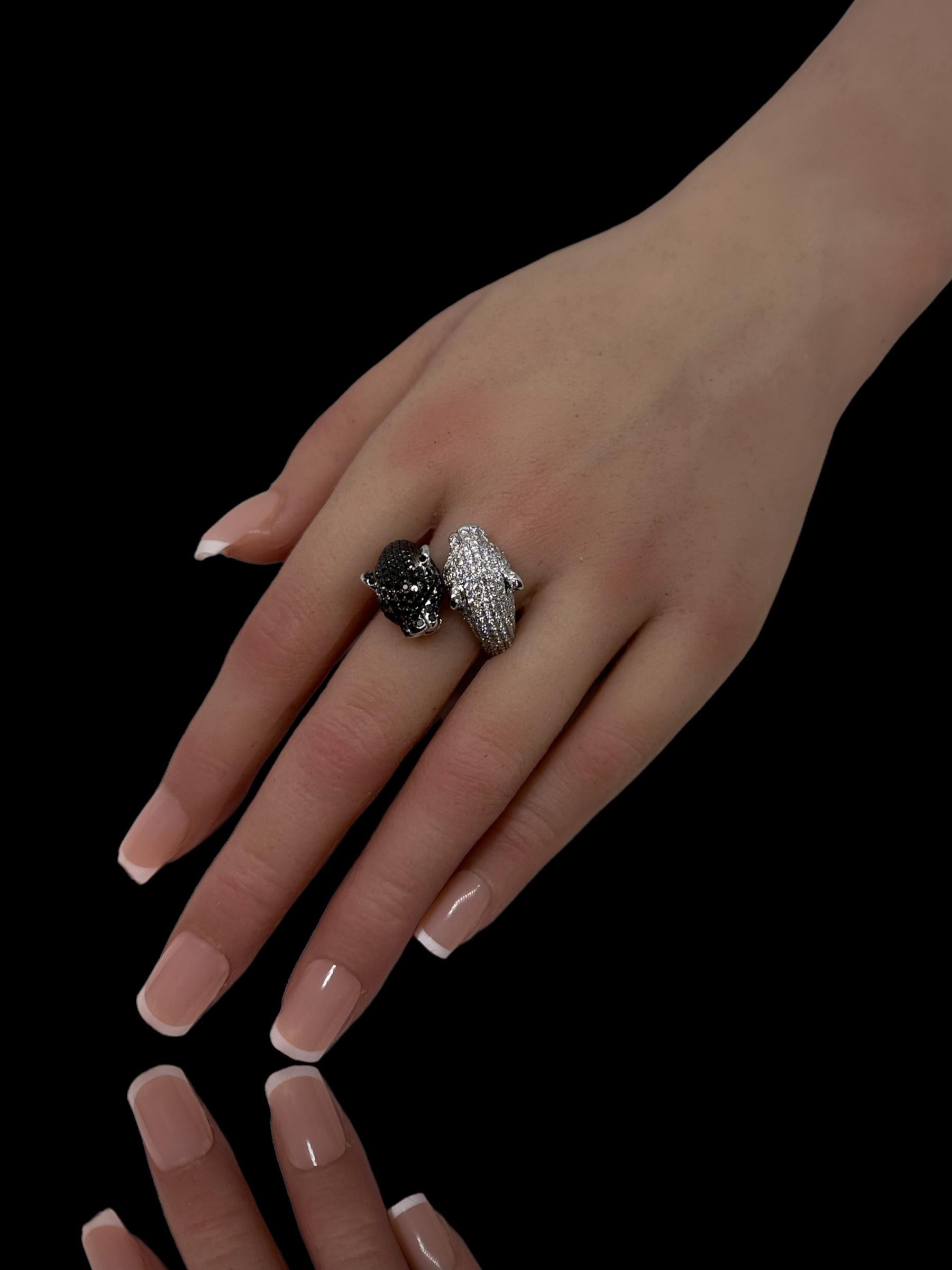 Ring aus 18kt Weißgold mit 4 kt schwarzen und 4 kt weißen Diamanten  im Angebot 10