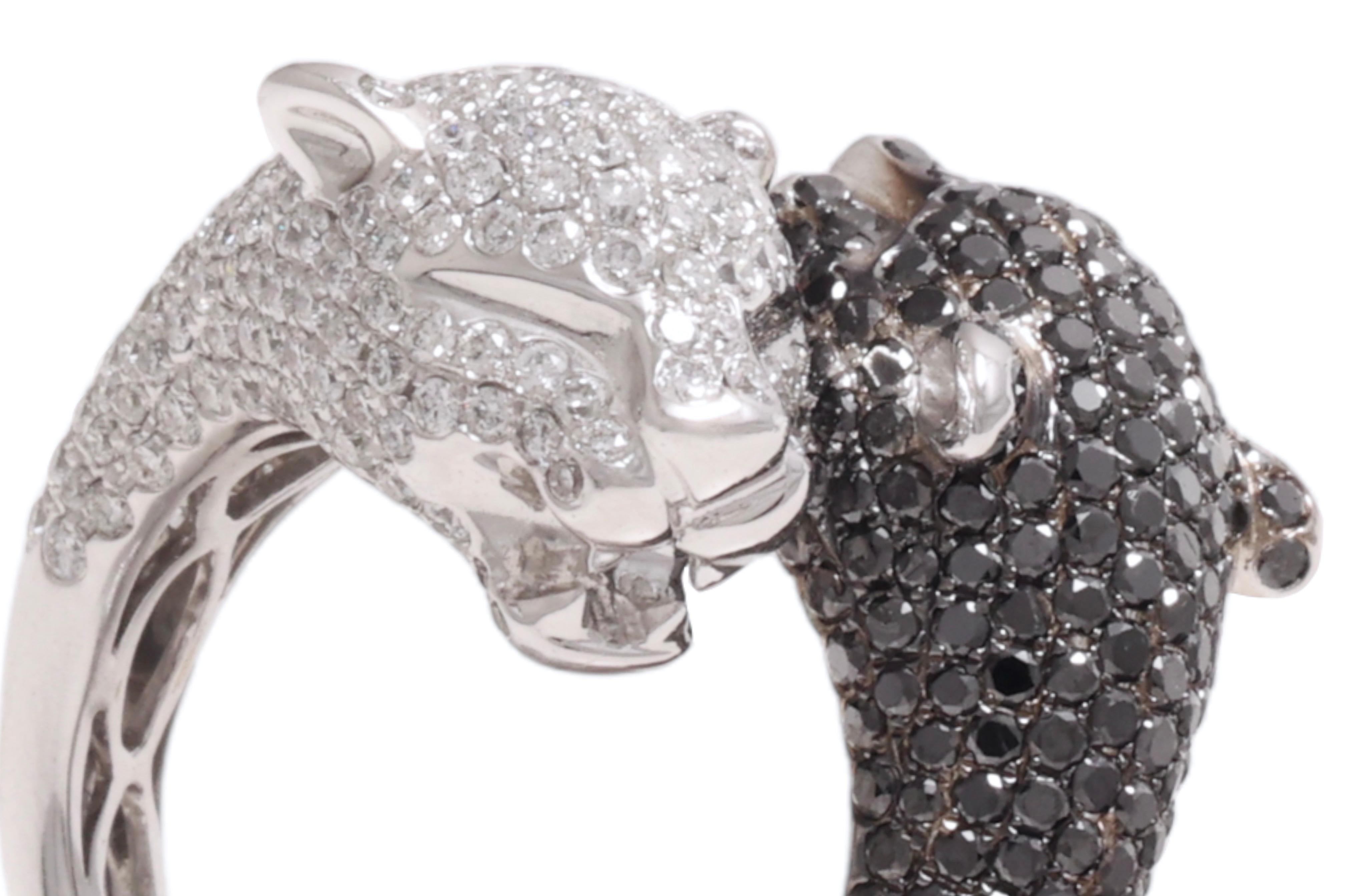 18kt White Gold Ring With 4ct Black and 4ct White Diamonds 

Diamonds: white brilliant cut diamonds, together ca. 3.6 ct, black diamonds ca. 3.8 ct

Material: 18kt white  gold

Ring size: 56 EU / 7.5 US ( can be resized for free)

Total weight: 13.8
