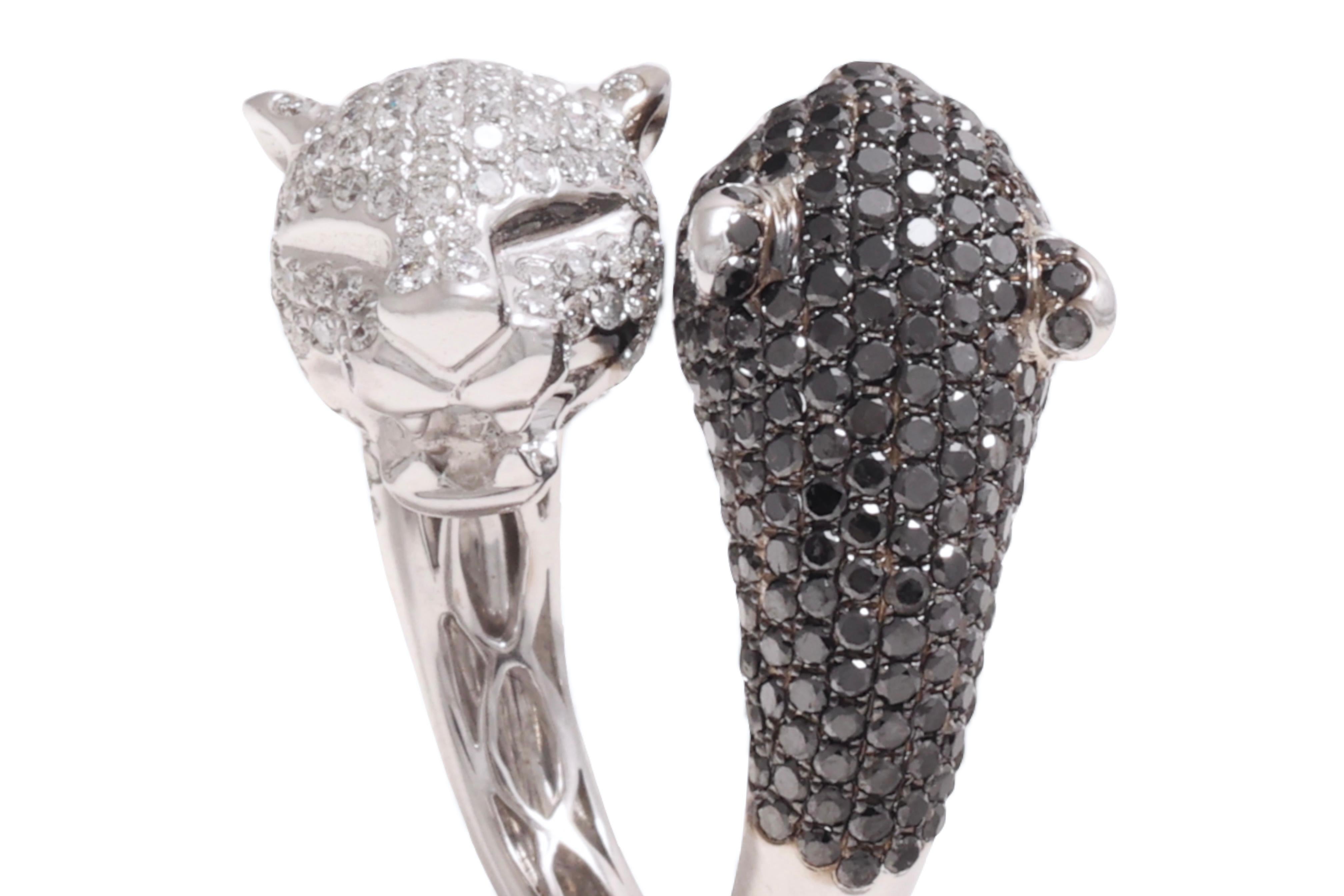 Artisan 18kt White Gold Ring With 4ct Black and 4ct White Diamonds For Sale