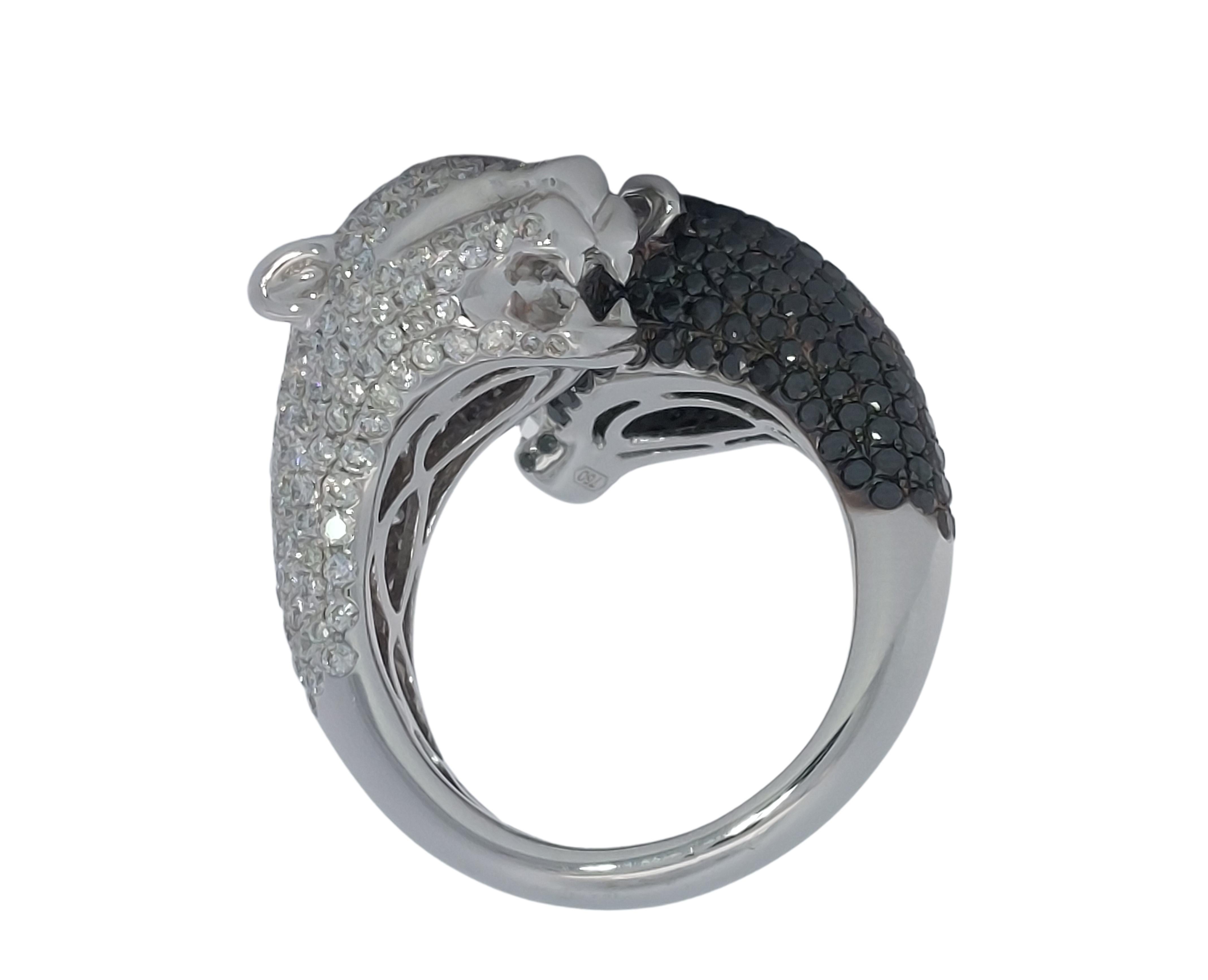 18kt White Gold Ring With 4ct Black and 4ct White Diamonds  In New Condition For Sale In Antwerp, BE