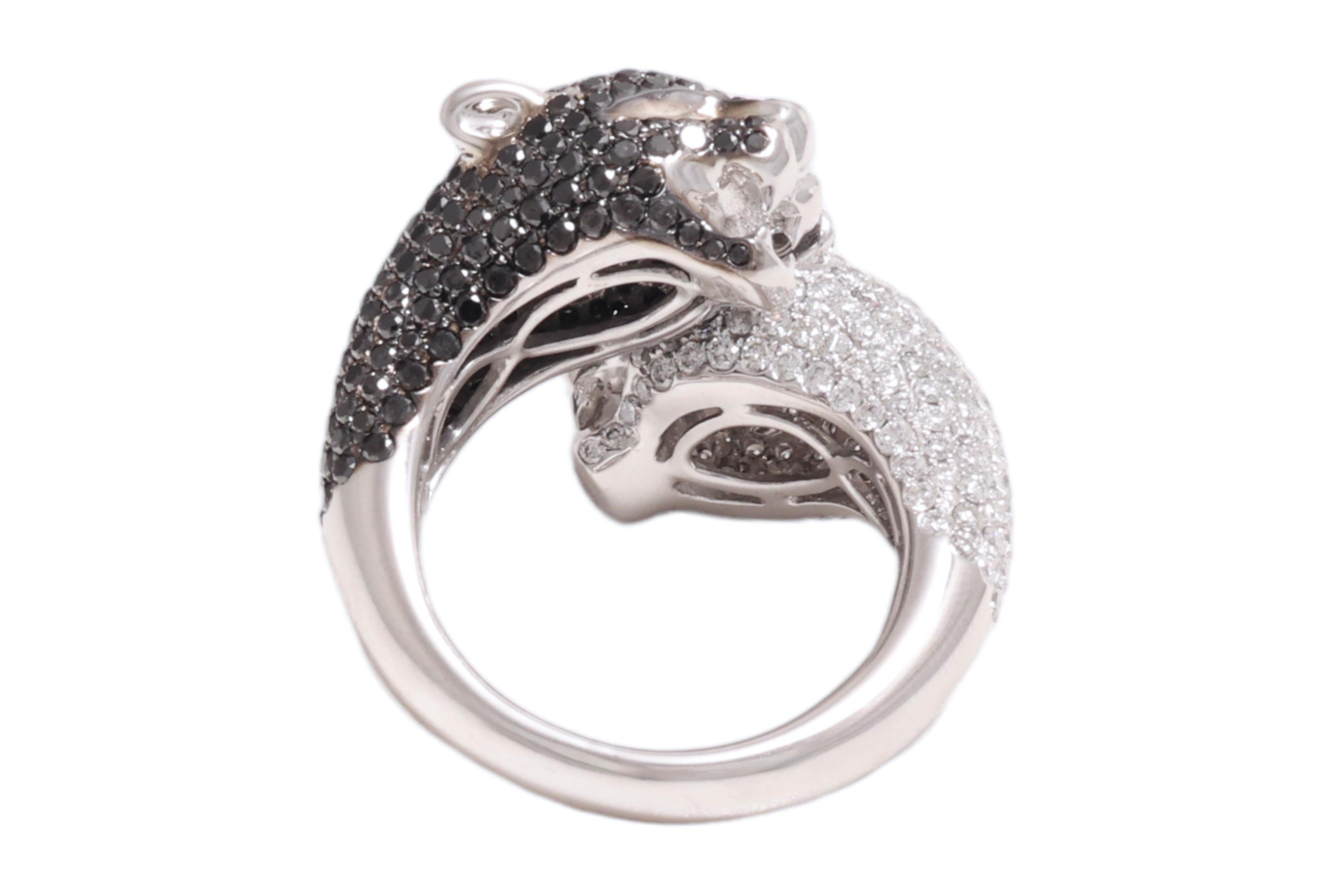 18kt White Gold Ring With 4ct Black and 4ct White Diamonds In New Condition For Sale In Antwerp, BE