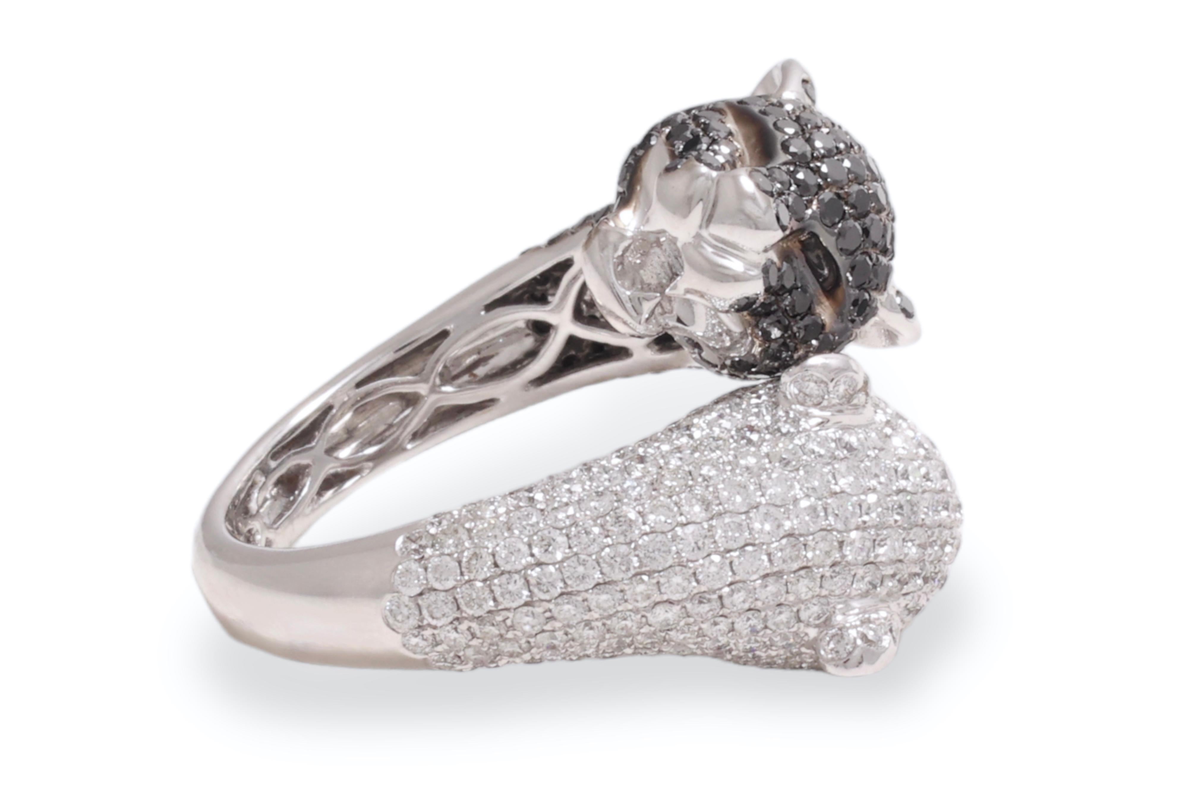 Women's or Men's 18kt White Gold Ring With 4ct Black and 4ct White Diamonds For Sale