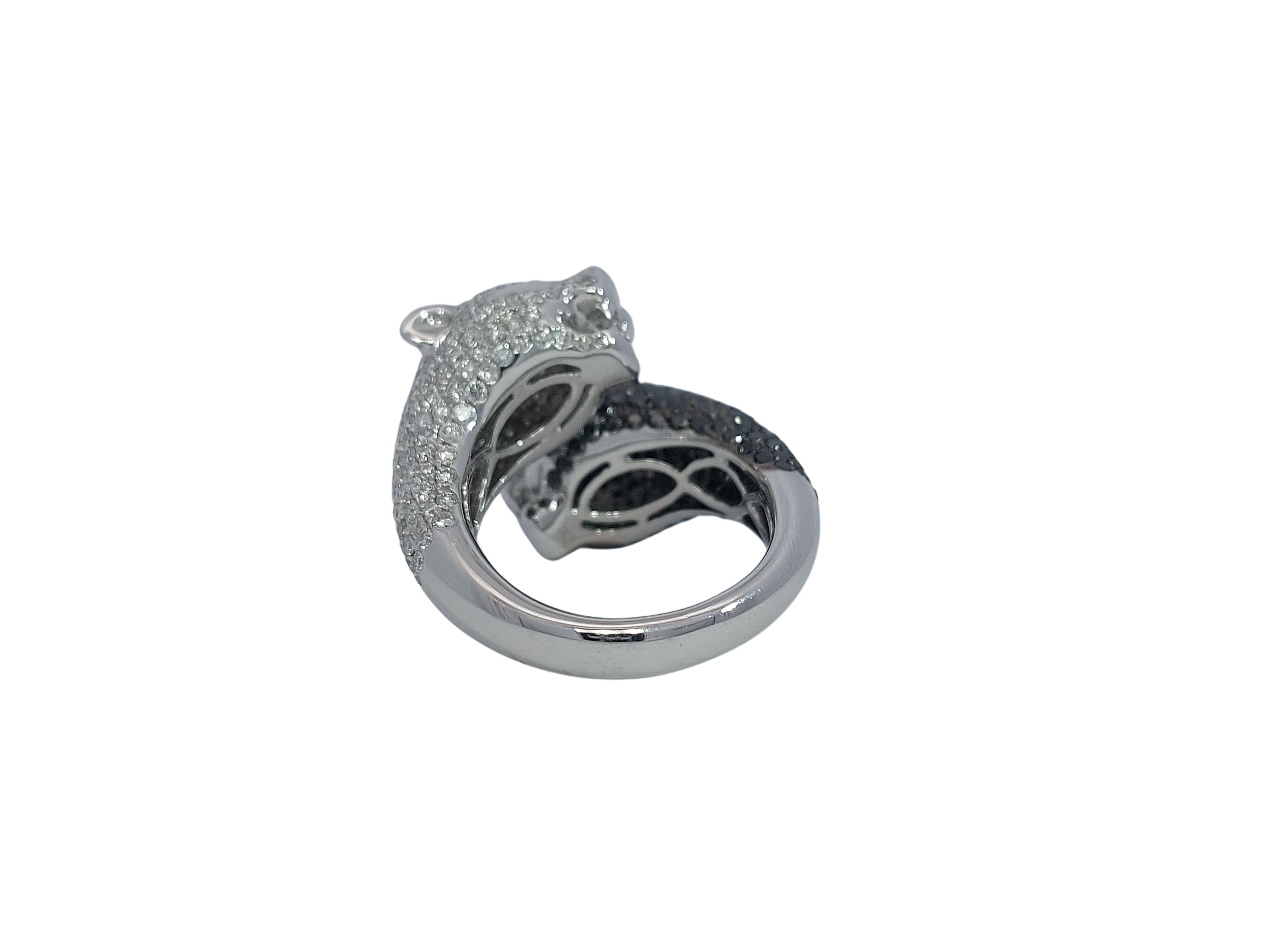 Ring aus 18kt Weißgold mit 4 kt schwarzen und 4 kt weißen Diamanten  im Angebot 3
