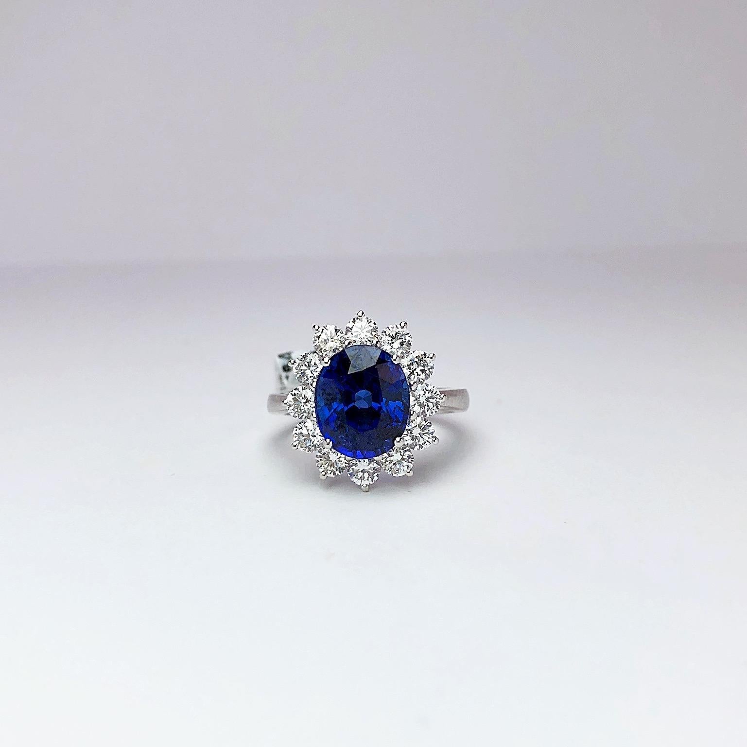 Ein klassisch gestalteter Ring aus 18 Karat Weißgold von Cellini NYC mit einem ovalen blauen Saphir, umgeben von runden Brillanten in einer 3-Zacken-Fassung. Dieser oft als Prinzessin-Diana-Ring bezeichnete Kultring ist zeitlos.
Ovaler Saphir =5,12