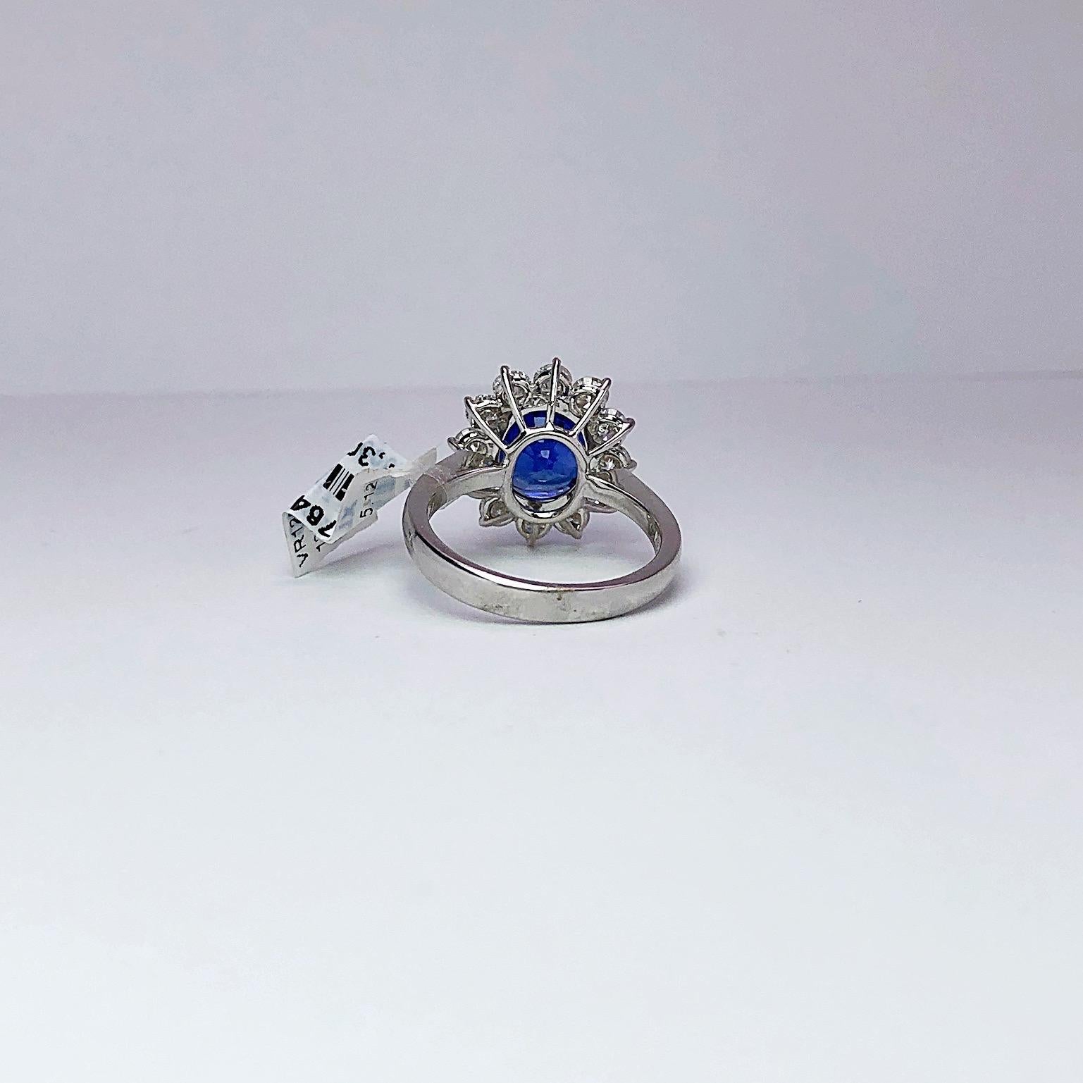 18 Karat Gold Ring mit 5,12 Karat ovalem blauem Saphir und 1,27 Karat Diamanten (Zeitgenössisch) im Angebot