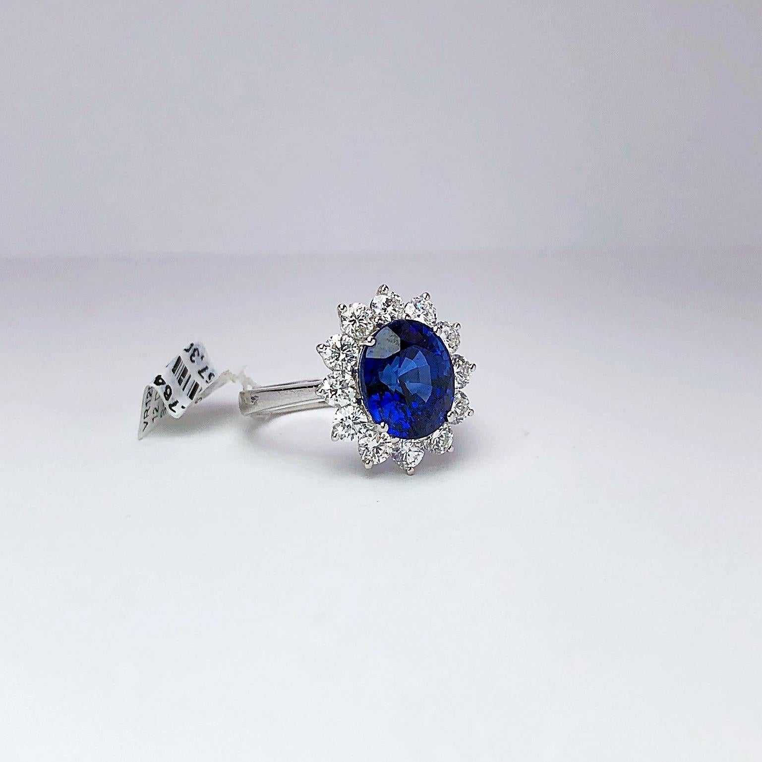 18 Karat Gold Ring mit 5,12 Karat ovalem blauem Saphir und 1,27 Karat Diamanten (Ovalschliff) im Angebot