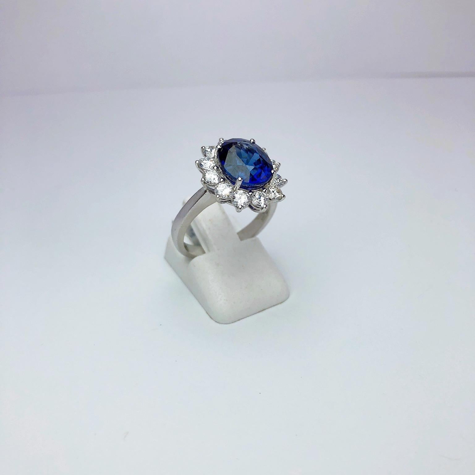 18 Karat Gold Ring mit 5,12 Karat ovalem blauem Saphir und 1,27 Karat Diamanten im Zustand „Neu“ im Angebot in New York, NY