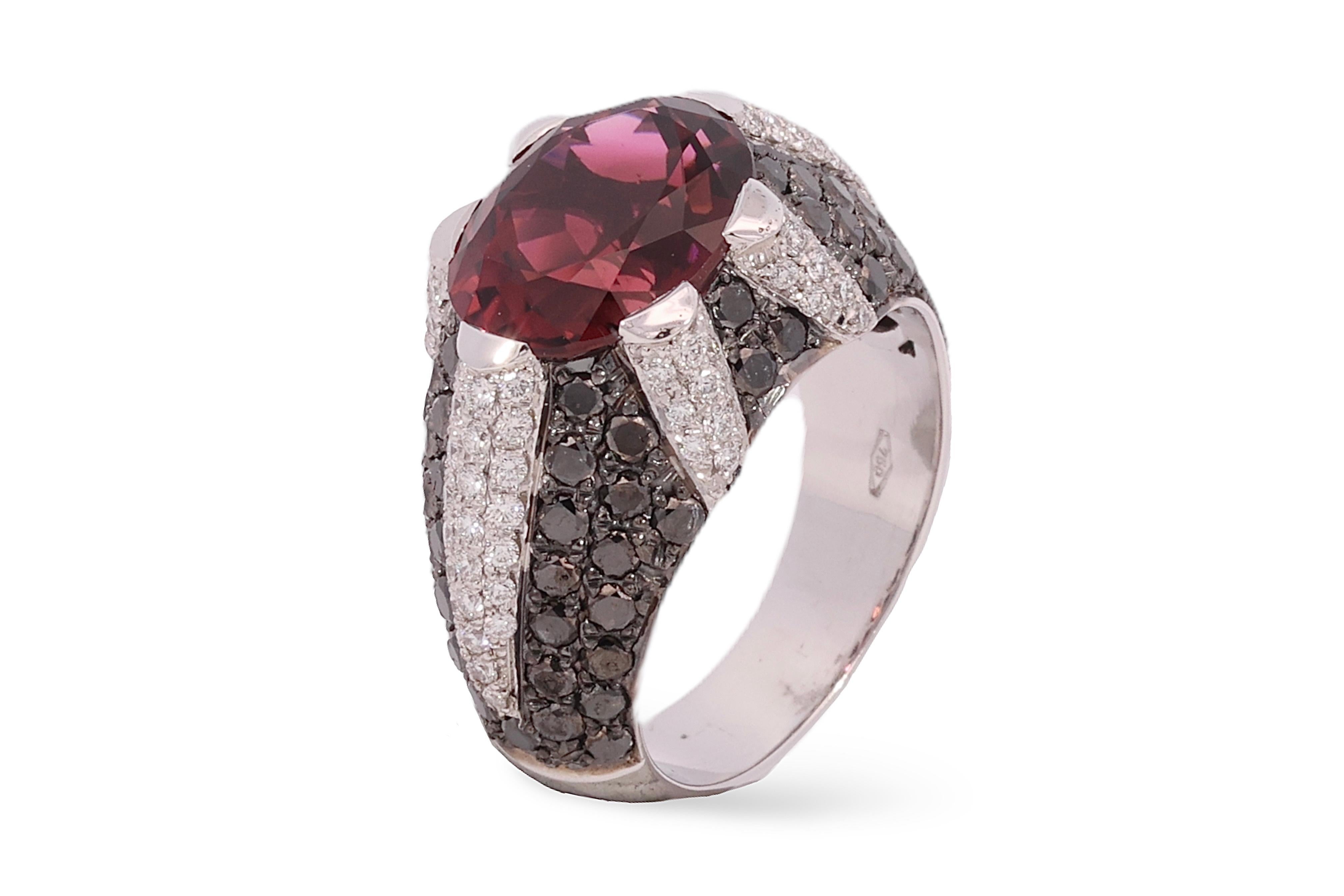 18kt White Gold Ring With 5.61ct Tourmaline and 2.75ct White and Black Diamonds 

Diamonds: Black diamonds together approx. 2.11 ct. White brilliant cut diamonds together approx. 0.64 ct.

Tourmaline: Beautiful tourmaline approx. 5.61 ct.

Material: