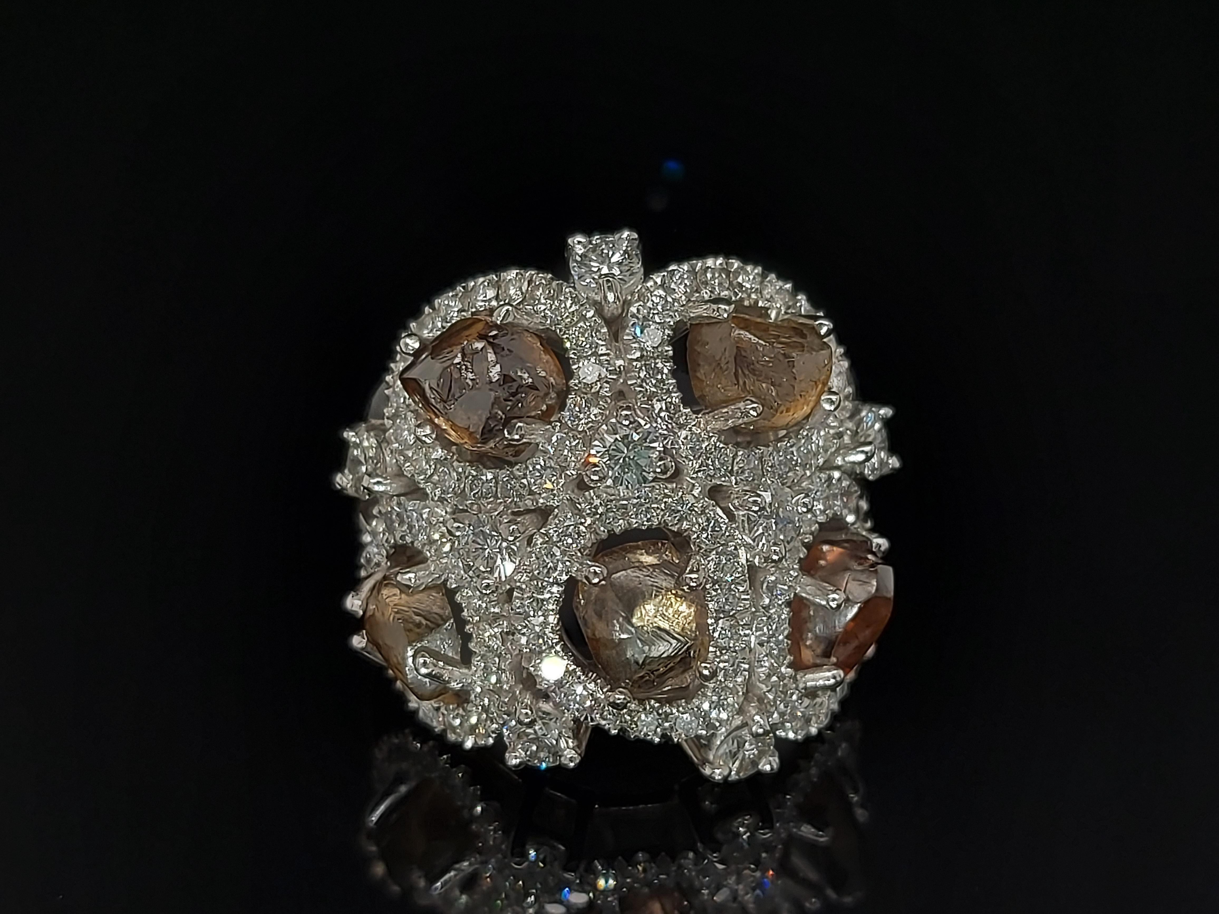 18kt Gold Ring with 6.11 Carat Rough Diamonds, 1.7 Carat Brilliant Cut Diamonds For Sale 4