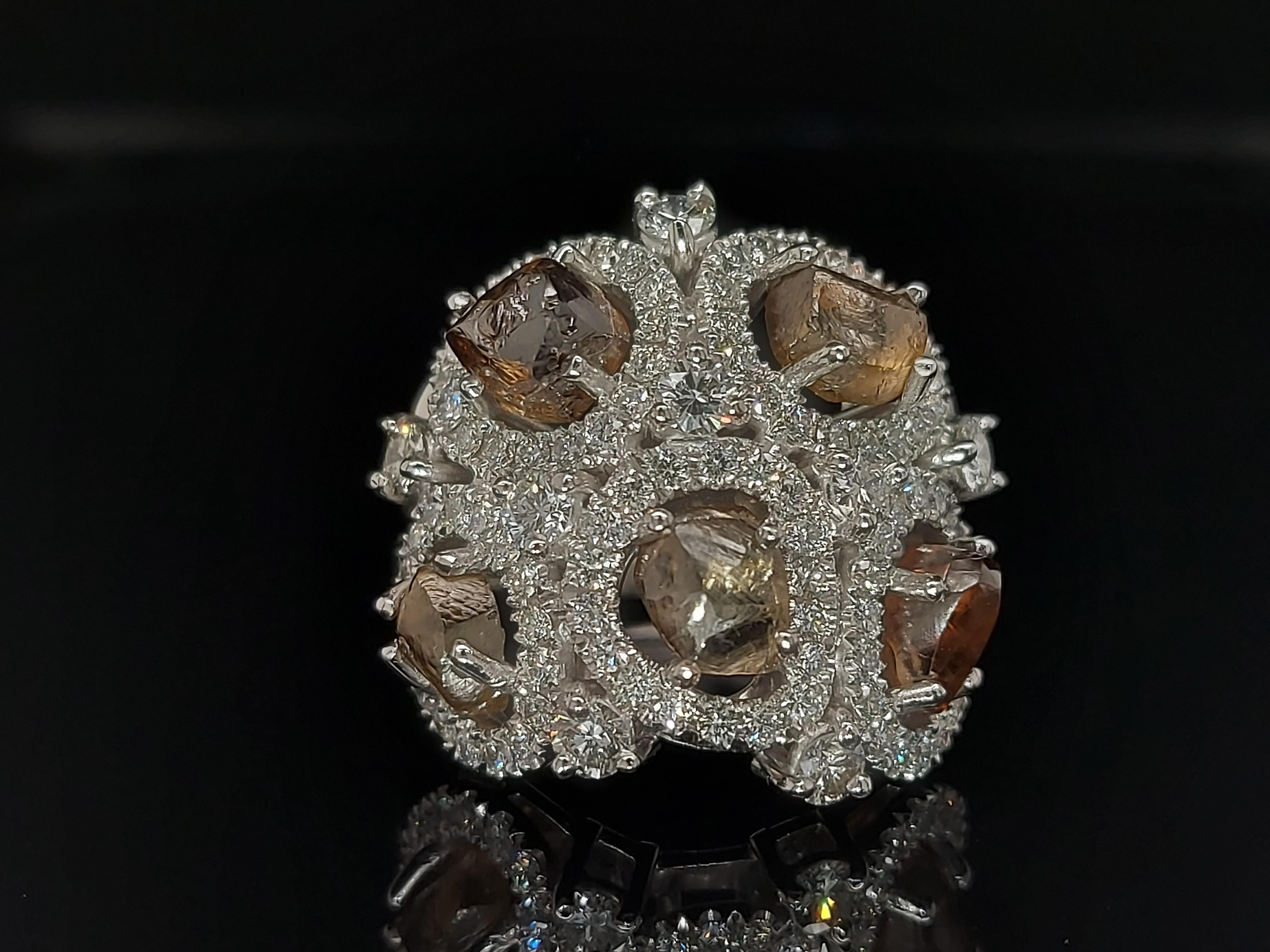 Magnífico anillo de oro blanco de 18 quilates con 6,11 quilates de diamantes en bruto, 1,7 quilates de diamantes talla brillante

Pendientes a juego : LU1752211496512

Único y completamente hecho a mano en la Ciudad del Diamante de Amberes por