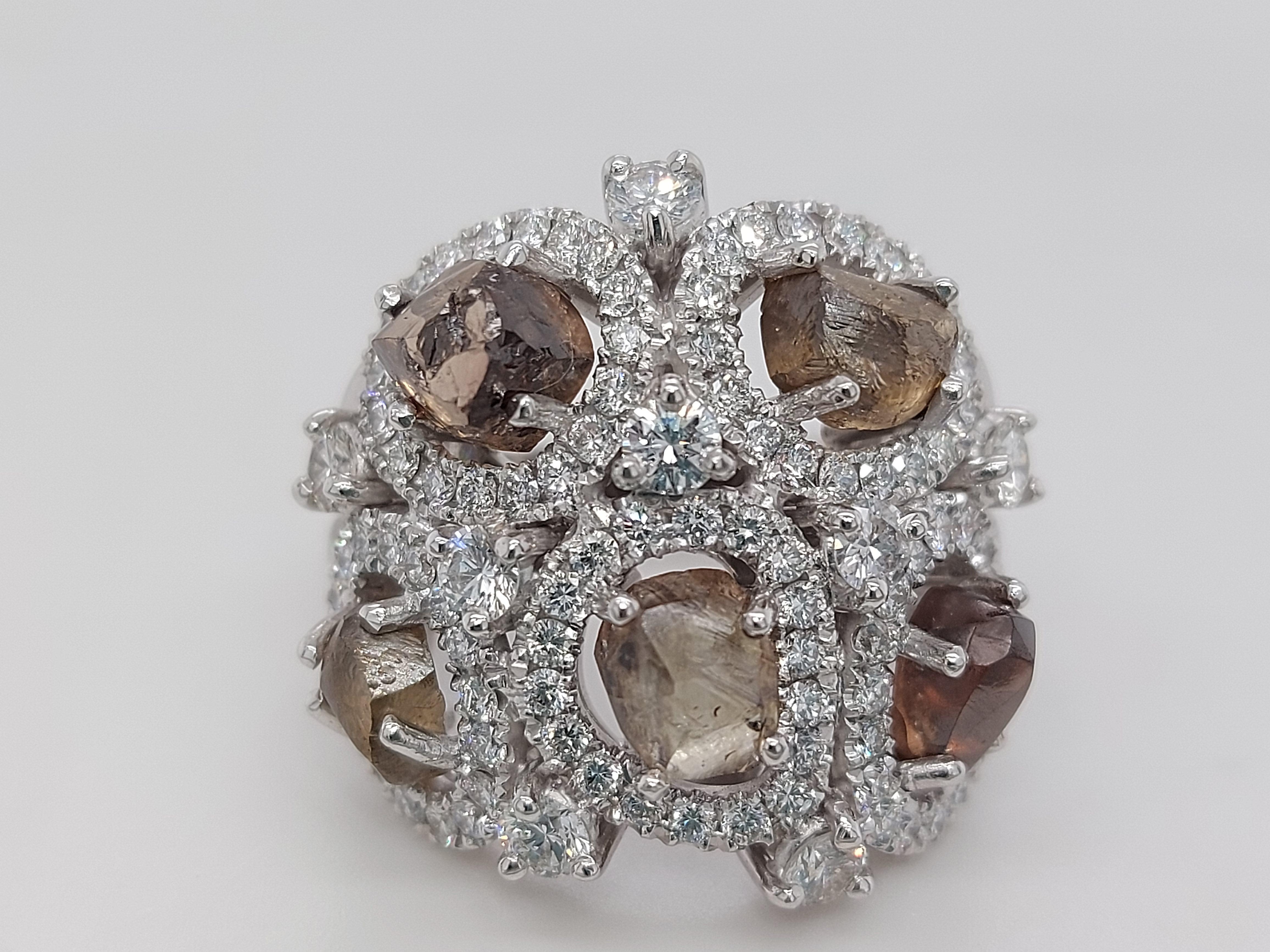 18kt Gold Ring with 6.11 Carat Rough Diamonds, 1.7 Carat Brilliant Cut Diamonds In New Condition For Sale In Antwerp, BE