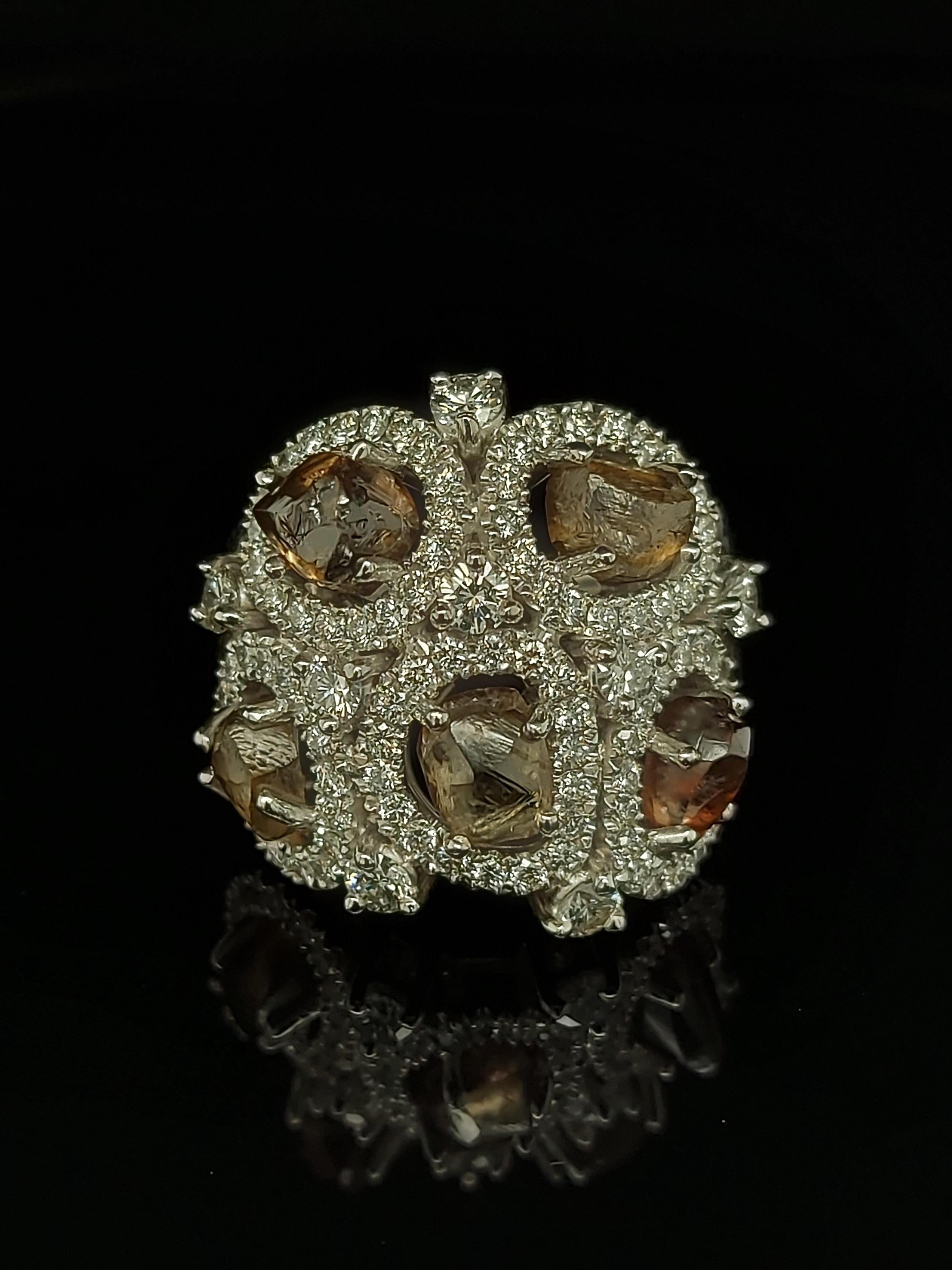 Women's or Men's 18kt Gold Ring with 6.11 Carat Rough Diamonds, 1.7 Carat Brilliant Cut Diamonds For Sale