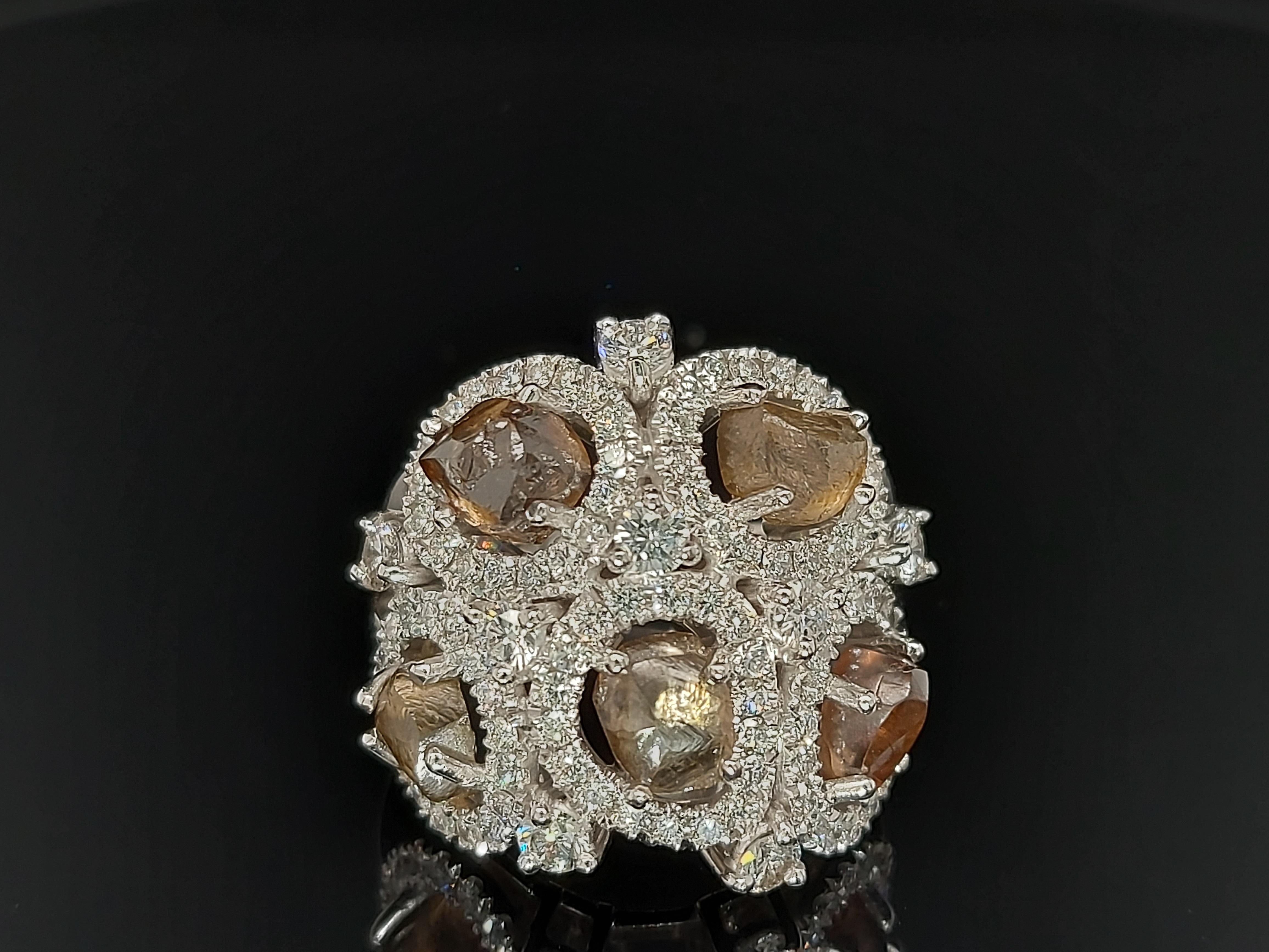 18kt Gold Ring with 6.11 Carat Rough Diamonds, 1.7 Carat Brilliant Cut Diamonds For Sale 1