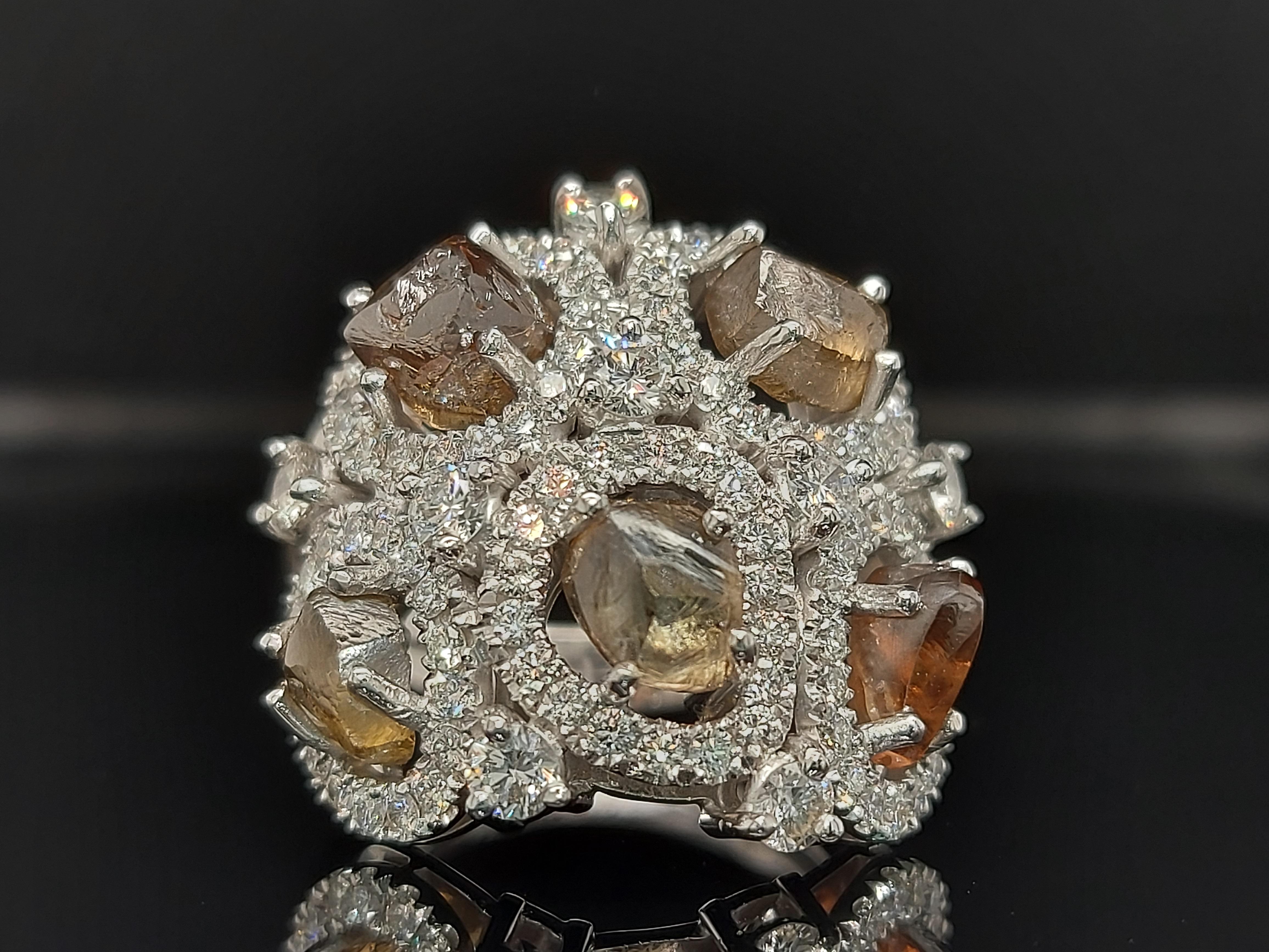 18kt Gold Ring with 6.11 Carat Rough Diamonds, 1.7 Carat Brilliant Cut Diamonds For Sale 2