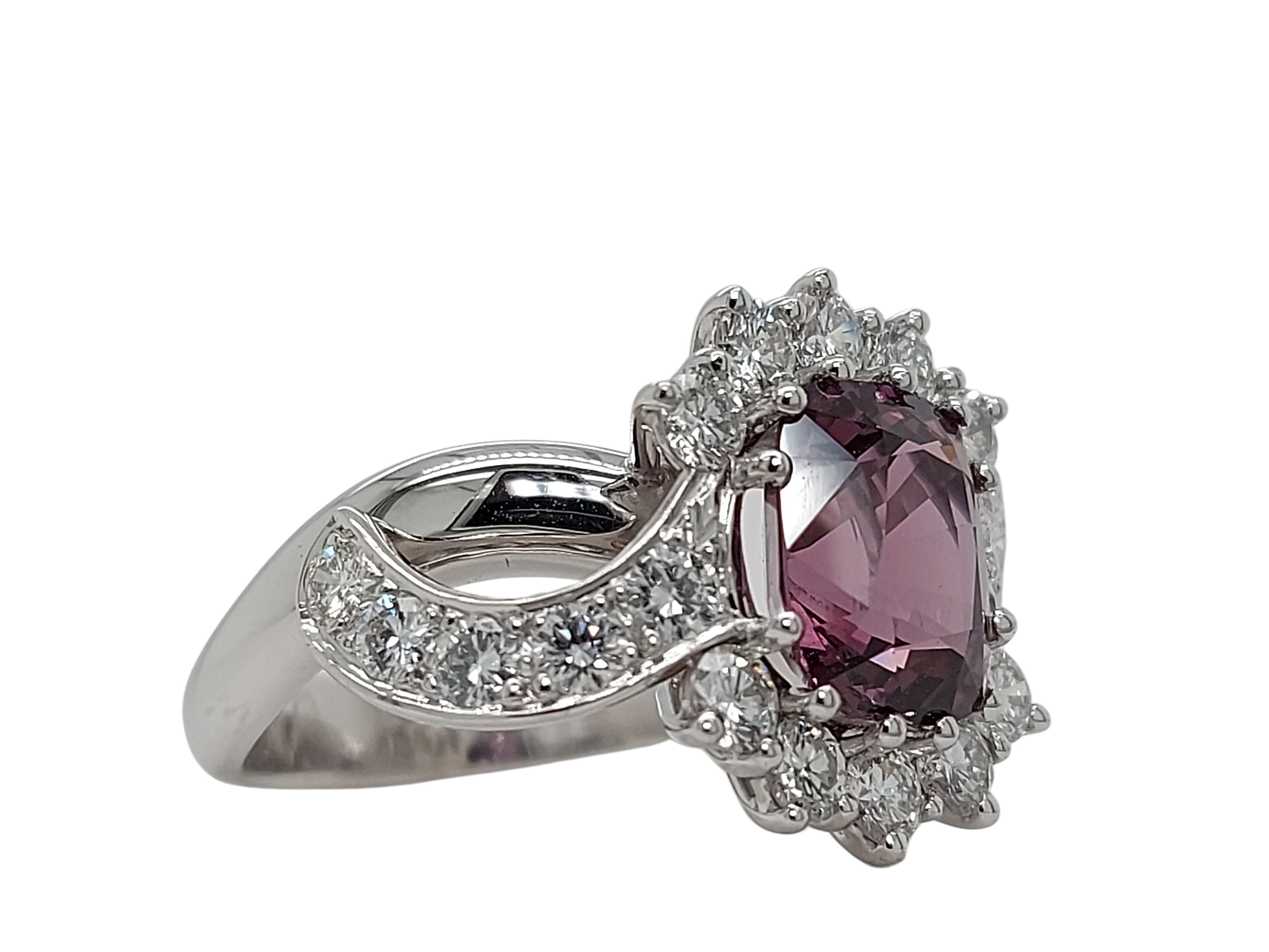 18kt White Gold Ring with a 3.25 Ct No Heat Spinel Stone and 1.2ct Diamonds In New Condition For Sale In Antwerp, BE