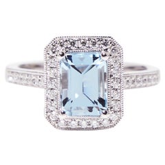 Anillo de compromiso de oro blanco de 18 quilates con aguamarina y diamantes
