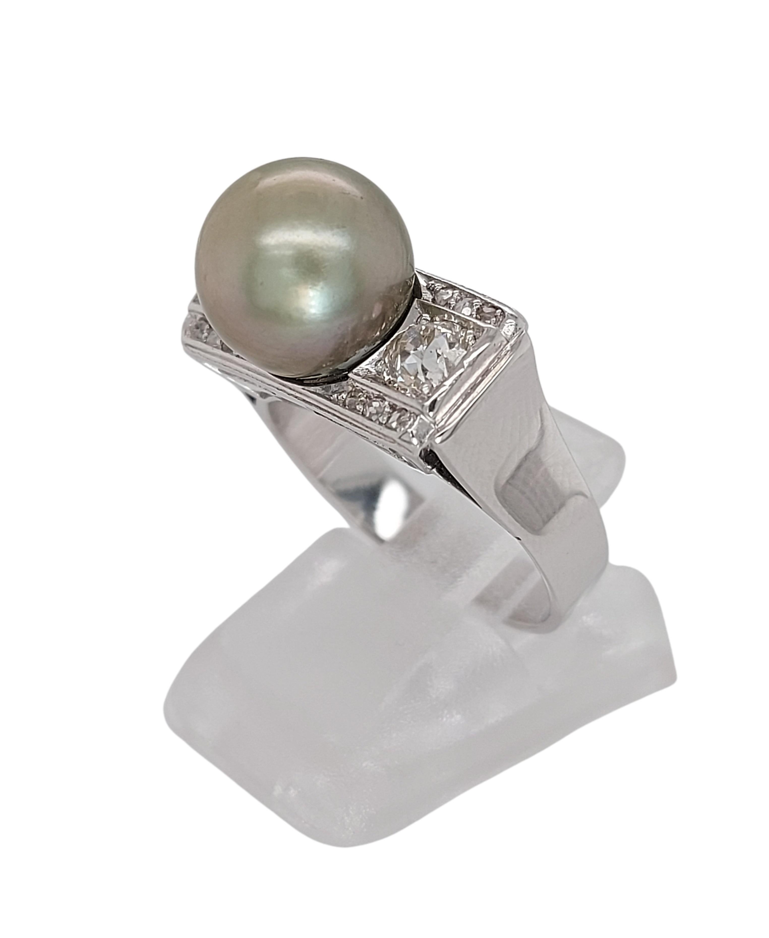 18kt White Gold Ring with Green Tahiti Pearl and 0.5ct Old Mine Cut Diamonds In Excellent Condition In Antwerp, BE